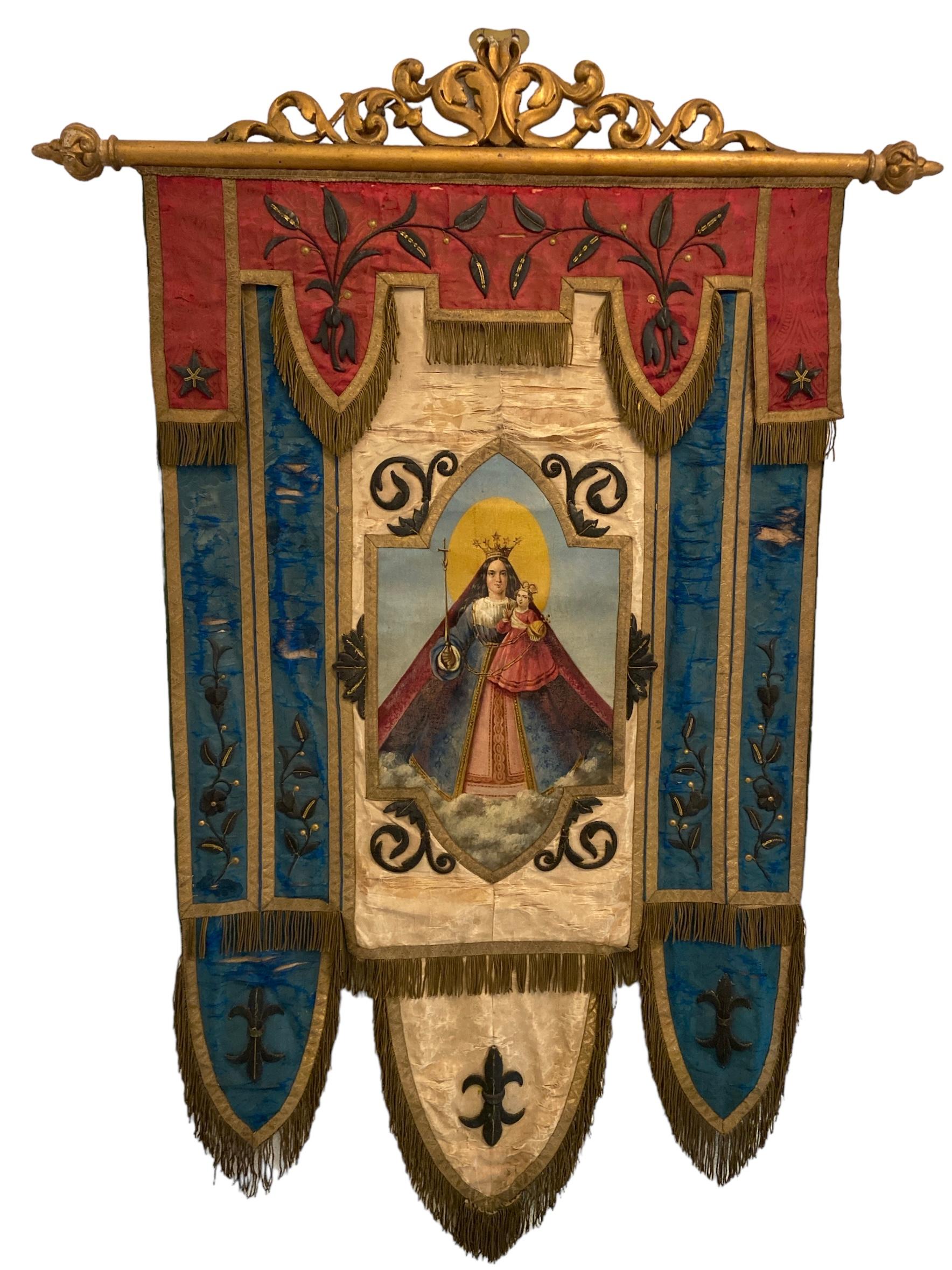 Une bannière de procession de Kevelaar, un lieu de pèlerinage bien connu en Allemagne, près de la frontière néerlandaise. La bannière en soie et brocart d'or est suspendue à un support sculpté à la main et doré. Au dos, il est indiqué 