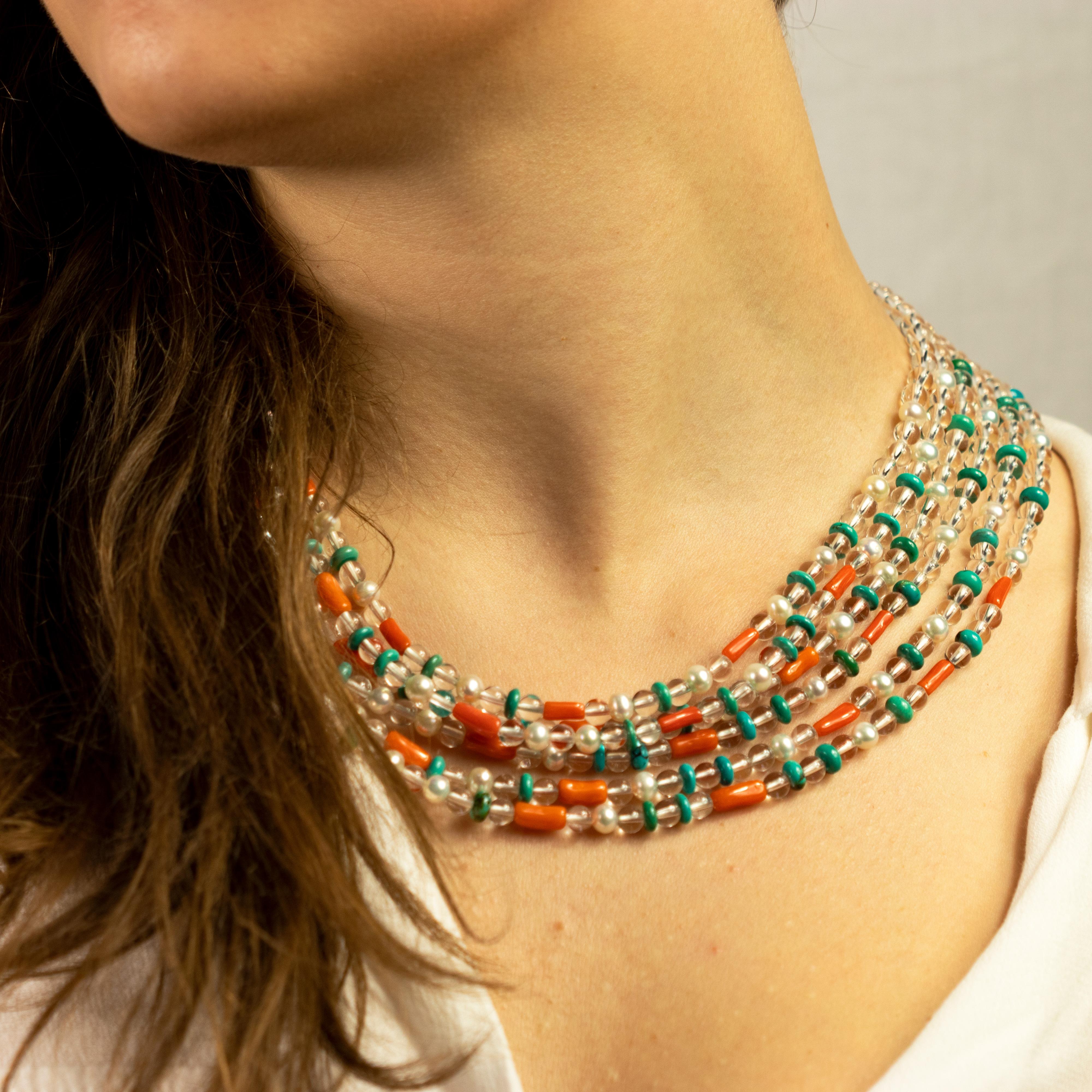 Incantevole collana con cristallo di rocca, turchese, corallo e perle. Una collana di perline a più fili pensata per ogni occasione e look. Molto discreto con toni chiari e gemme di lusso.

Bellissima collana ispirata all'arcobaleno, alla forza dei