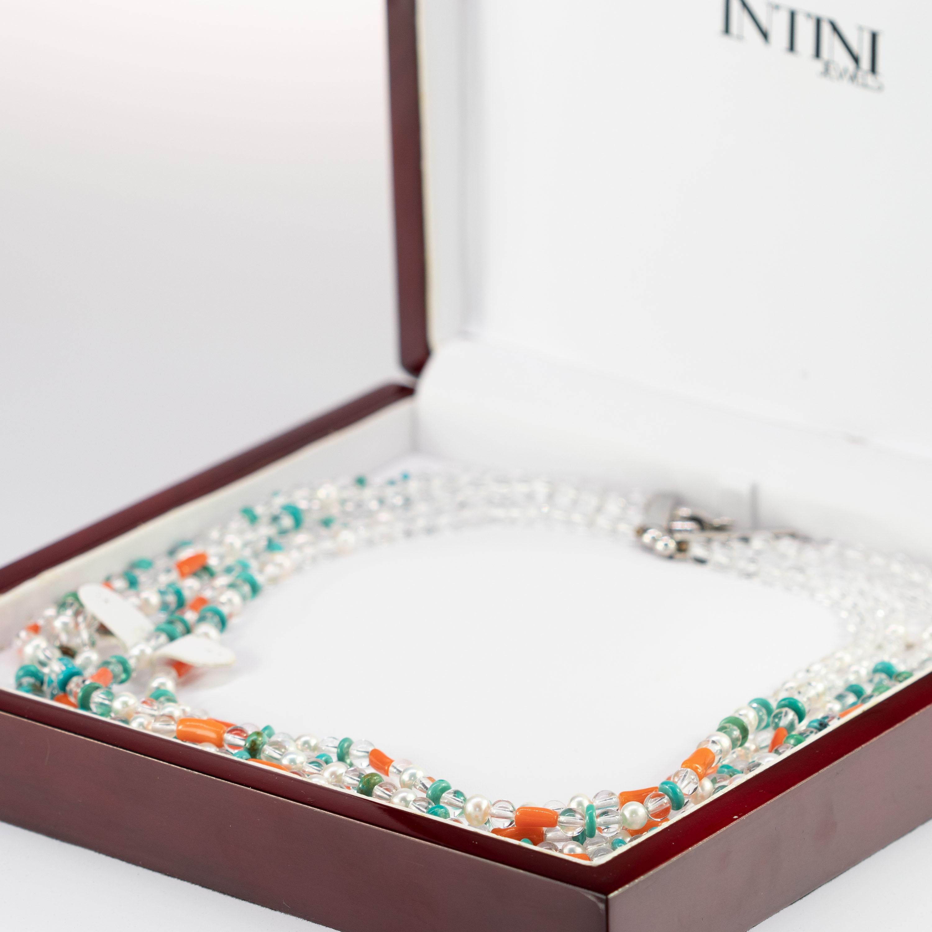 Cristallo di rocca, turchese, corallo, perla, collana di perline fatta a mano a più fili In condizioni Nuovo in vendita a Milano, IT