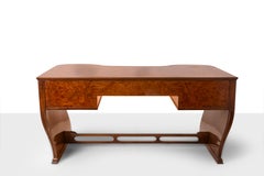 Prodotto. Italia, 1930 ca. Scrivania decò con forme curvilinee