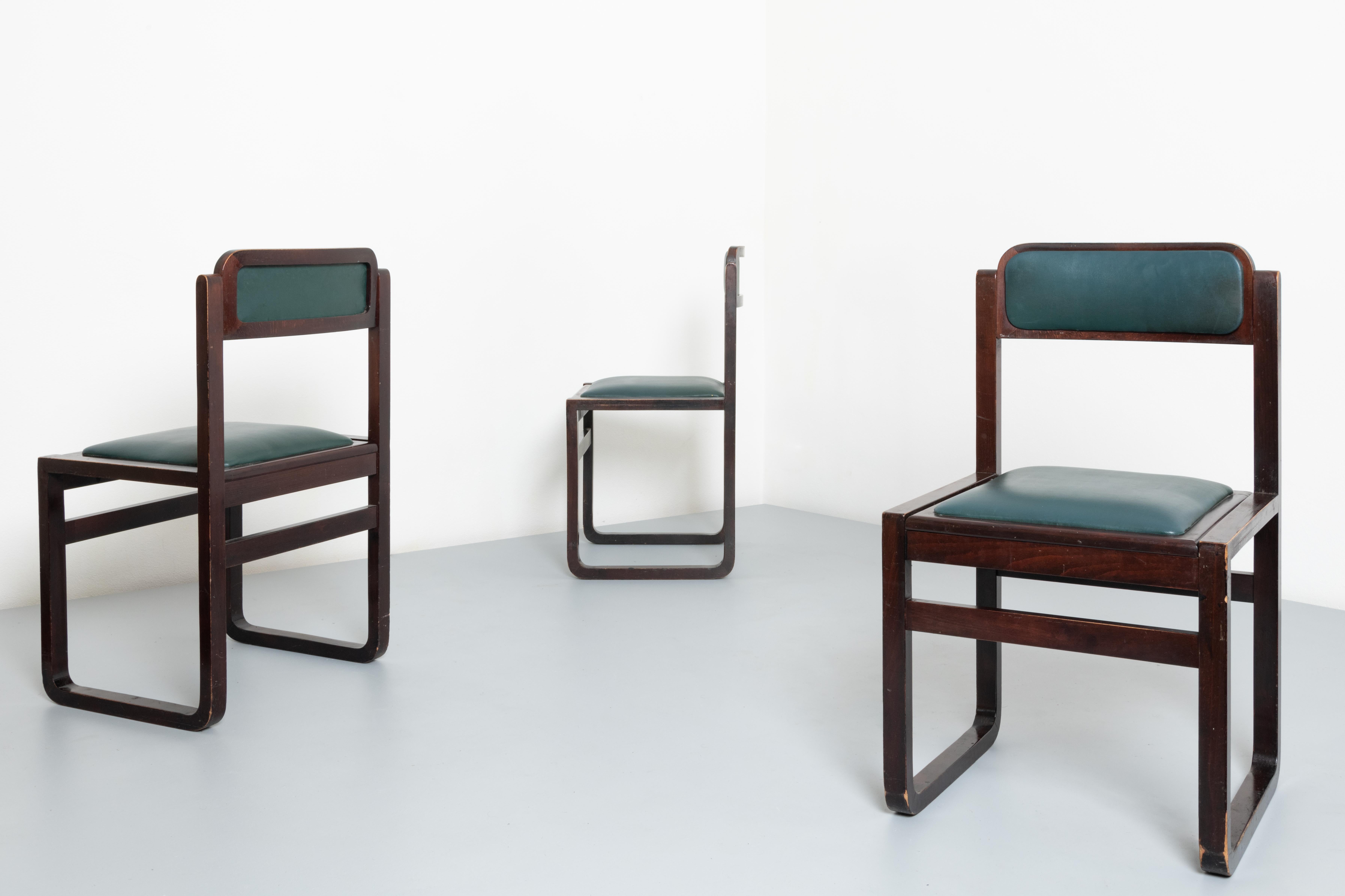 Prod. Italy, C. 1960-1970 Six Chairs in Walnut Wood and Leather Seats For Sale 1