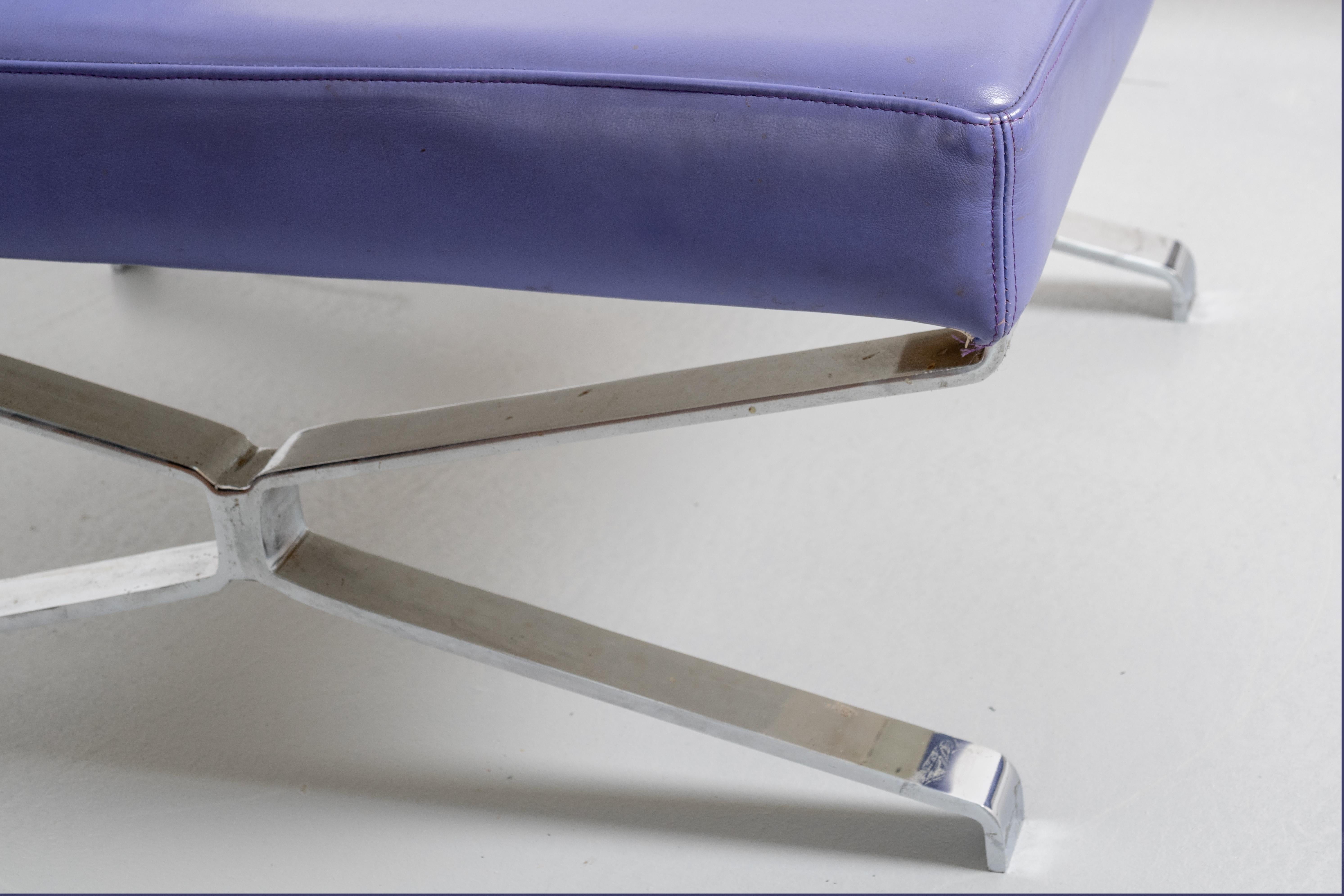 Coppia di comode sedie anni '70, di produzione italiana, in pelle sintetica viola e struttura in metallo cromato lucido. Queste poltrone non temono di subire danni grazie alla struttura solida e soprattutto al tessuto resistente e antimacchia. La