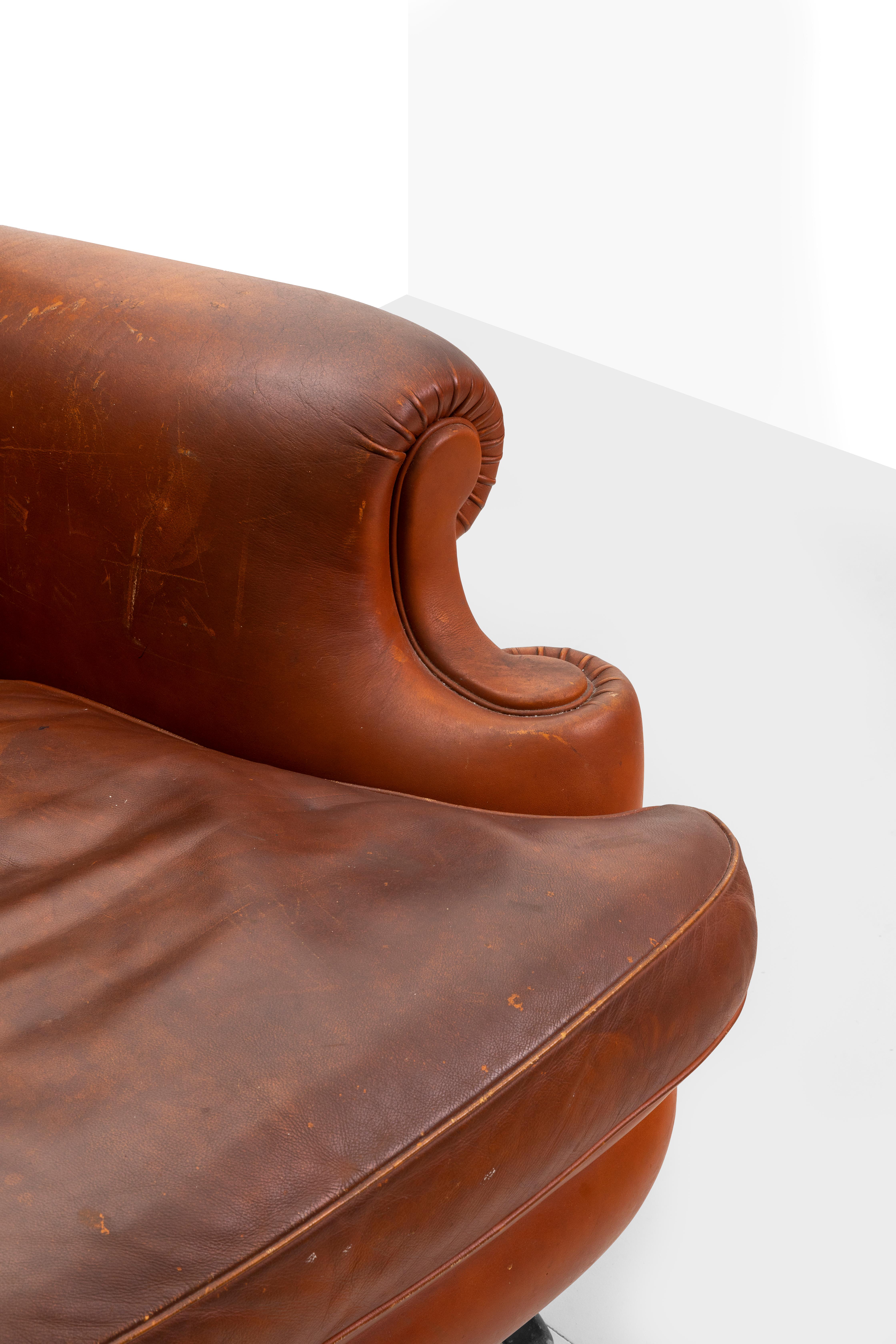 An icon-object and true symbol of Poltrona Frau, which programmatically declares it in its name, the armchair sums up all those characteristics of design and comfort that have always been associated with the Tolentino-based brand. Cosy and almost