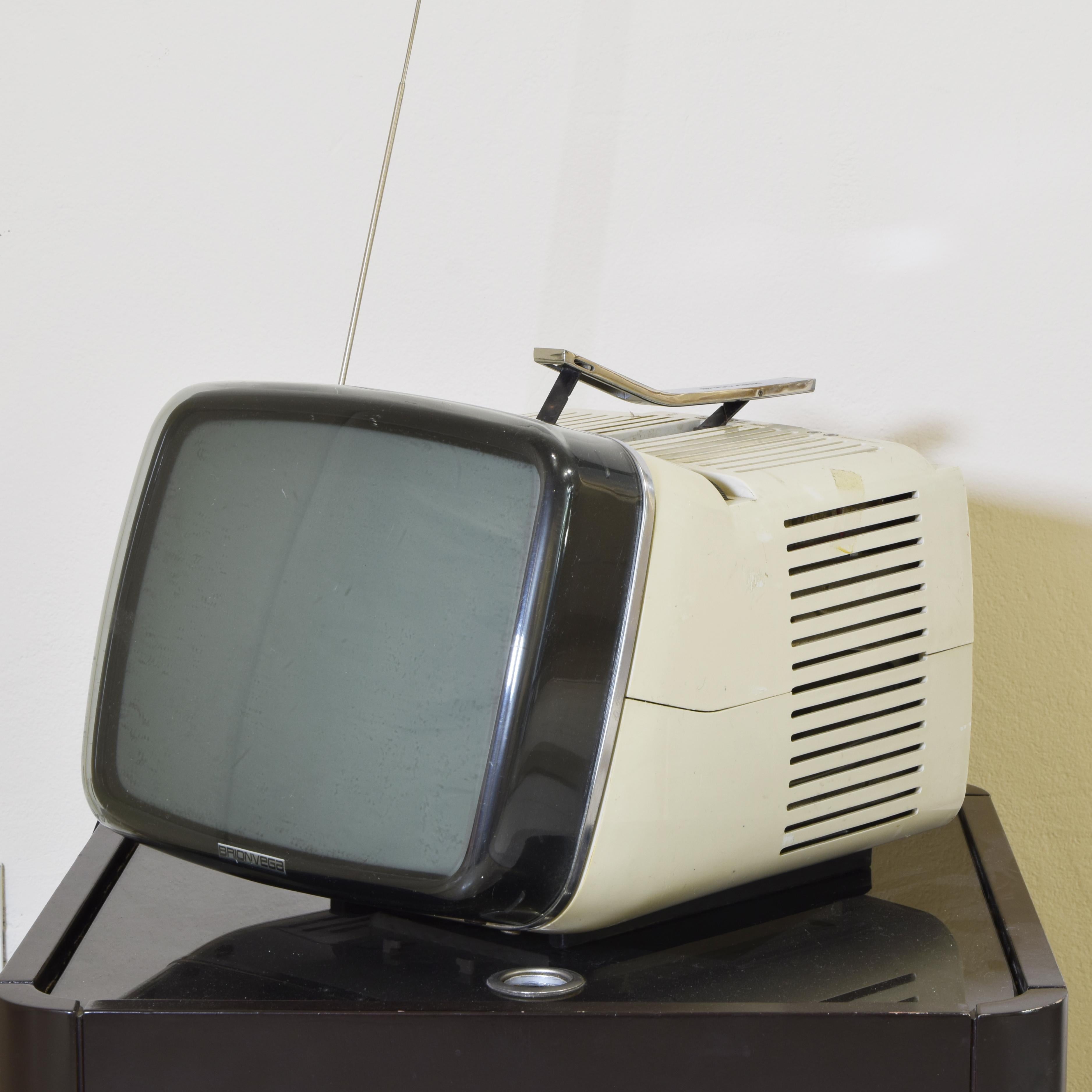 The Brionvega Algol 11 is characterized by an innovative and bold design, intended to bring the television concept into a more modern era. The body of the television is cubic in shape, with a metal frame and surface that evokes a sense of minimalism