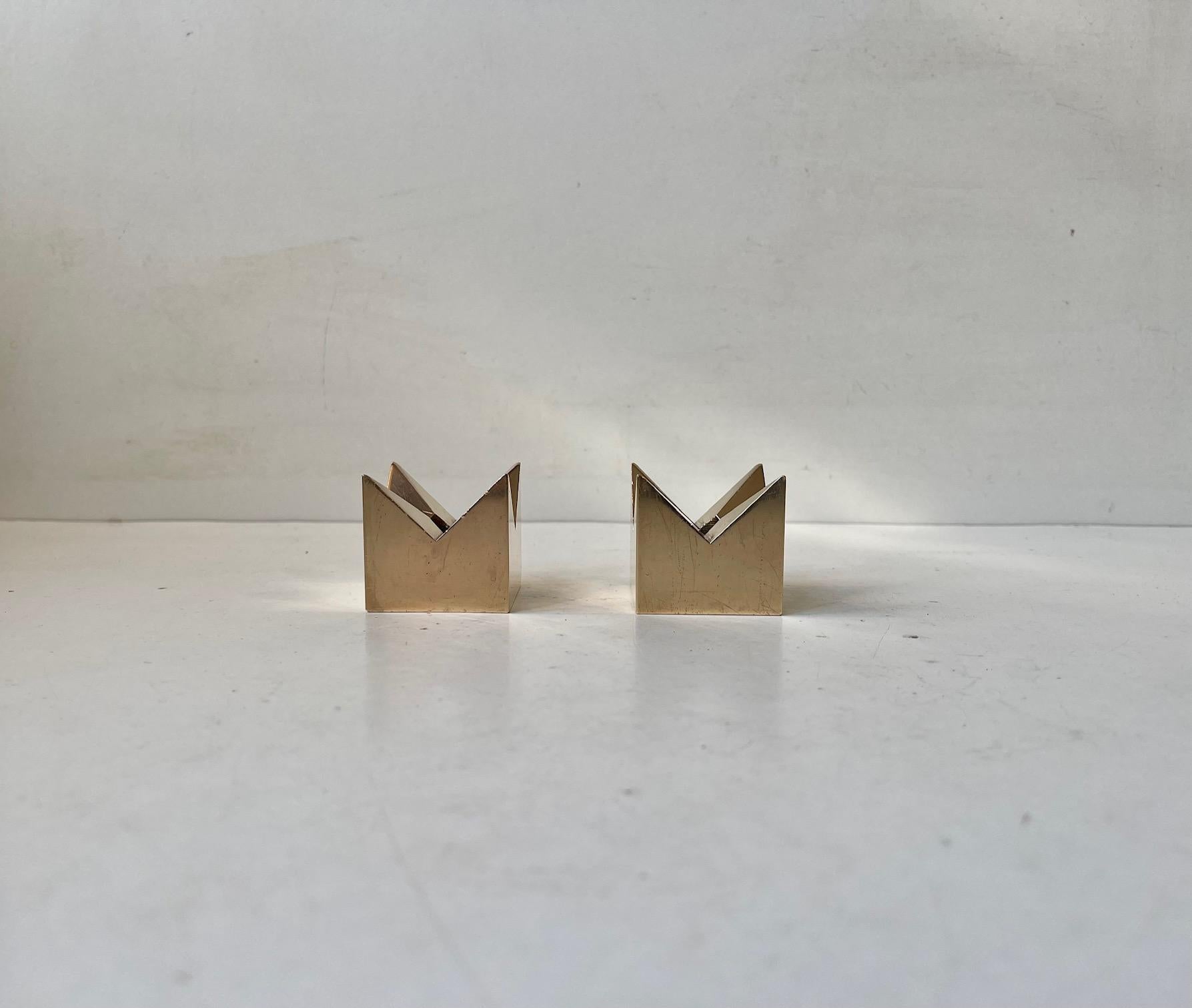 Paire iconique de petits bougeoirs en laiton/bronze. Elles sont appelées Crown ou Krona en suédois et ont été conçues par Pierre Forssell et fabriquées par Skultuna en Suède vers 1960. Tous deux portent la marque du fabricant, le numéro du modèle et
