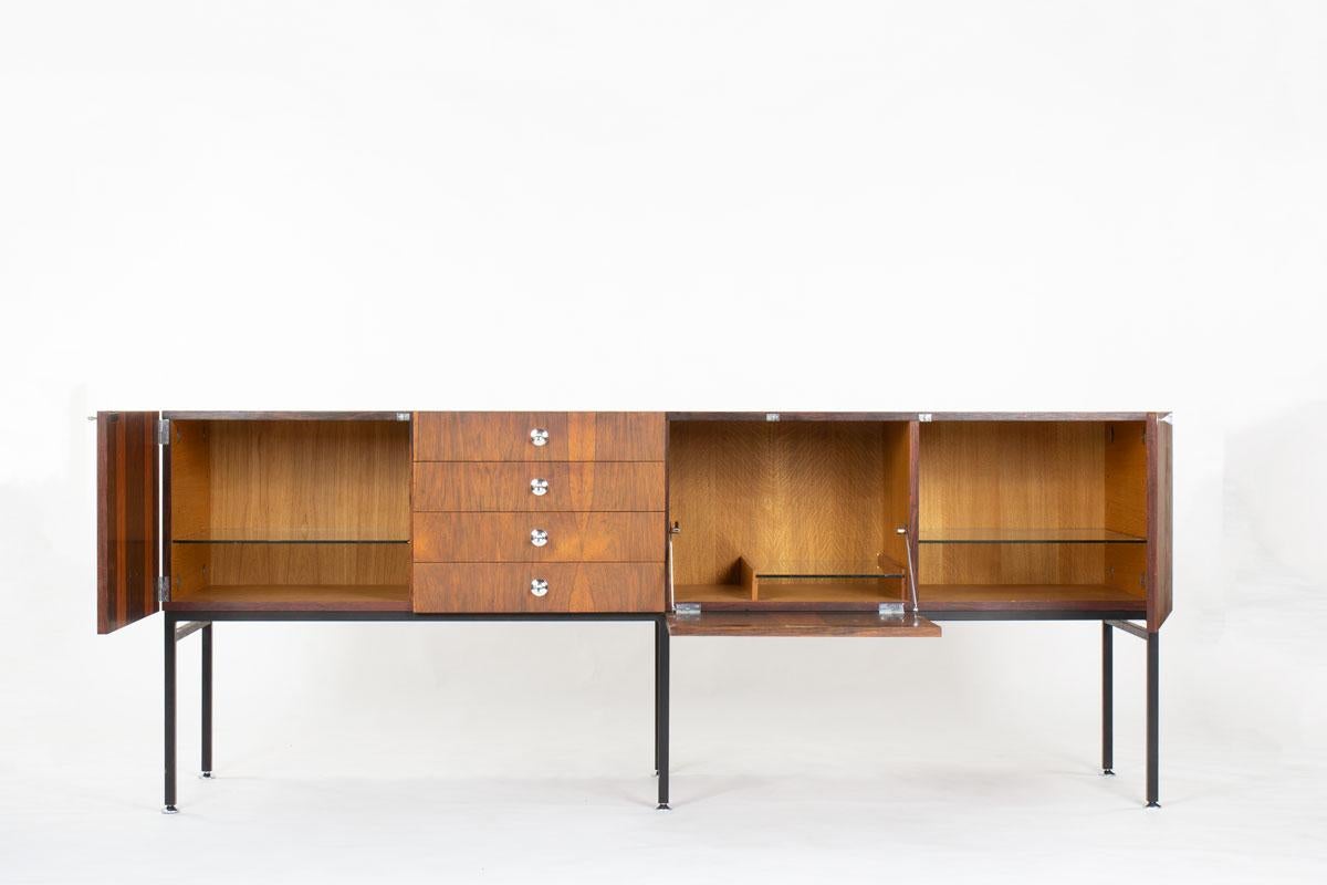 Découvrez cet élégant buffet en bois de rose issu de l'emblématique série 800 du designer français Alain Richard, produite dans les années 1960 dans le cadre de la ligne Meuble TV. Portant l'étiquette d'origine du fabricant (voir photo), cette pièce