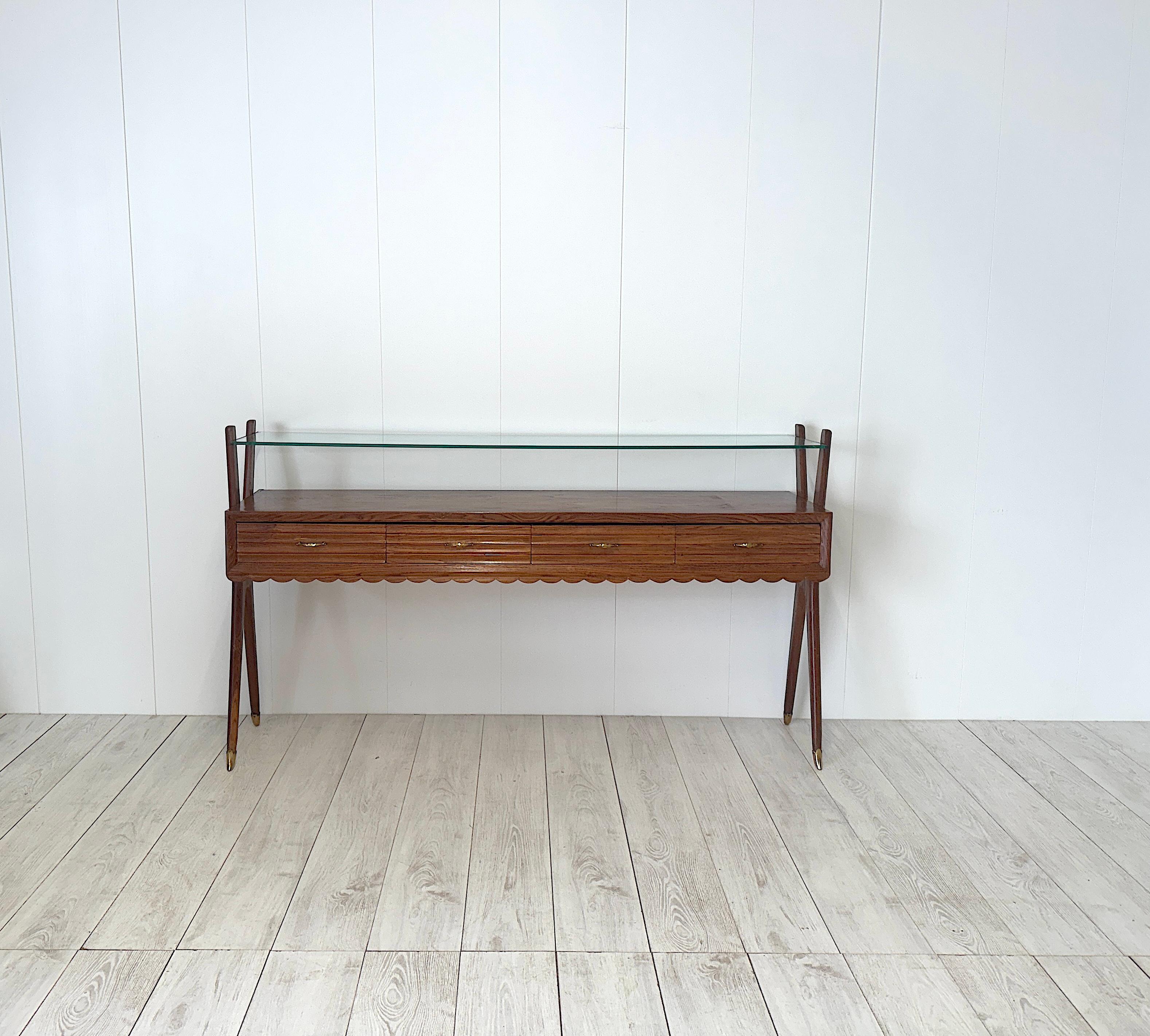 Wood console table, brass details, glass top. Production Italy, ani '50s
Good vintage condition