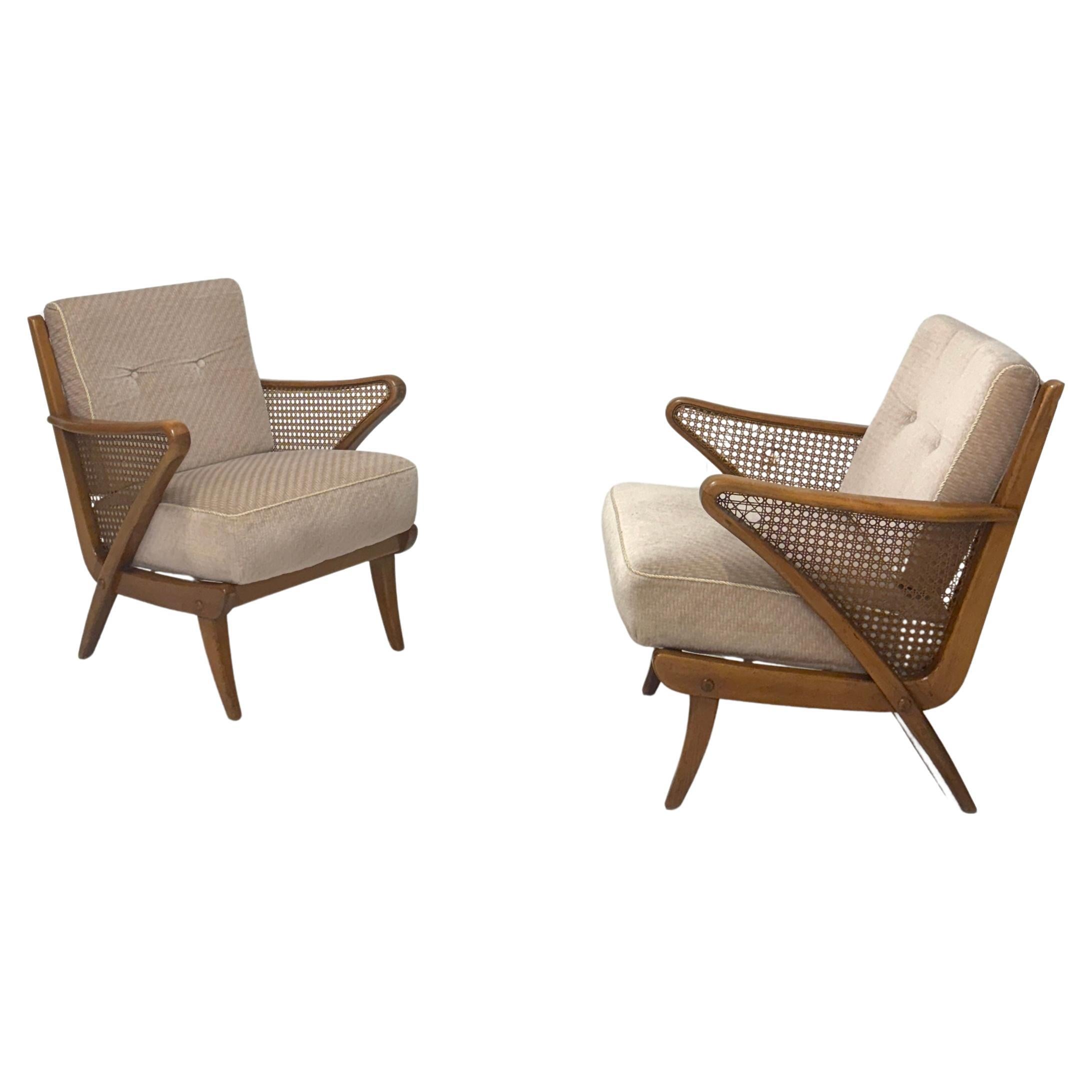 Coppia di poltrone di produzione italiana, anni '60
Struttura in legno e fianchi in paglia di Vienna; sedute in velluto

Piccoli difetti sulla paglia di una poltroncina
Buone condizioni di conservazione

