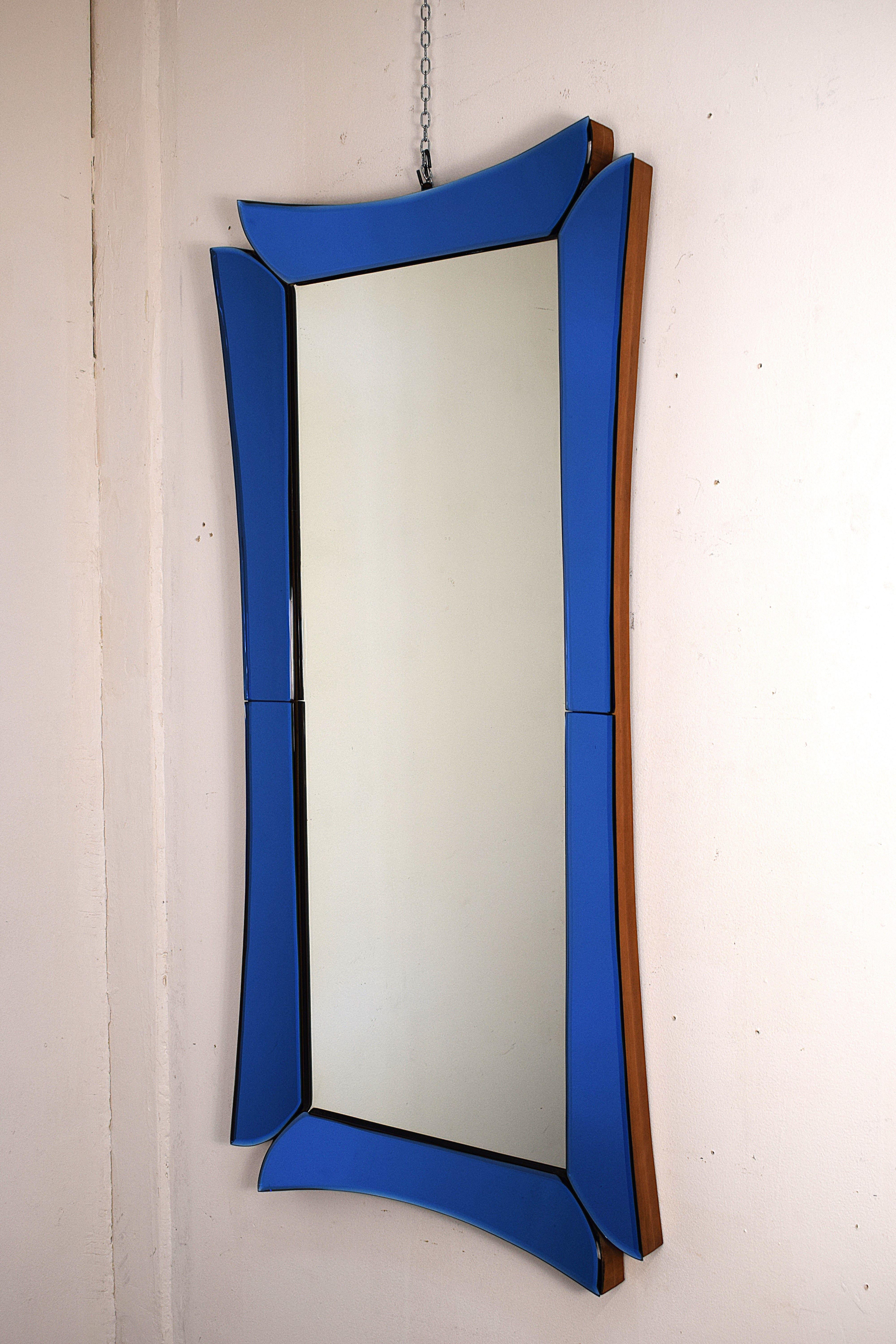 Grande Specchiera in Vetro – Produzione Italiana, Anni ’50

Elegante specchiera da parete di produzione italiana risalente agli anni ’50. Realizzata con materiali di alta qualità, presenta una struttura in legno e vetro specchiato molato con inserti