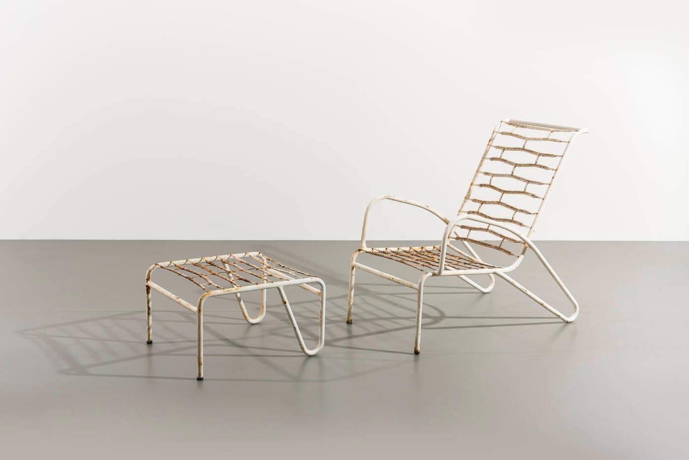 Tumbona con reposapiés de varilla metálica pintada.
1950s
silla 82x95x61 cm
reposapiés 35x60x54,5 cm
Defectos 