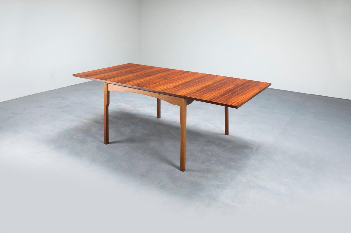 Besonderer Holztisch mit aufklappbarer Platte, italienische Produktion 1960er Jahre