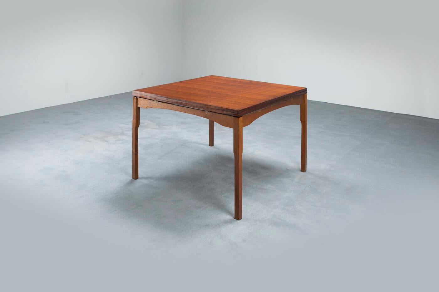 Italienische Produktion, Klapptisch aus Holz, 1960er Jahre (Mid-20th Century) im Angebot