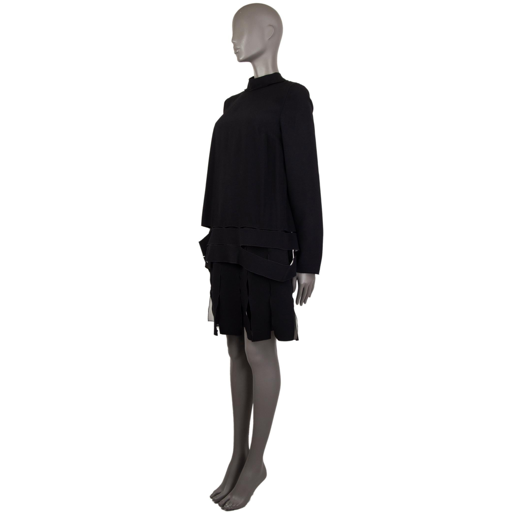 Vestido de manga larga escalonado 100% auténtico de Proenza Schouler en acetato negro (74%) y viscosa (26%). Con abertura en la espalda, bajo recortado y falda recortada. Se anuda con cinta detrás del cuello y se cierra con cremallera invisible en