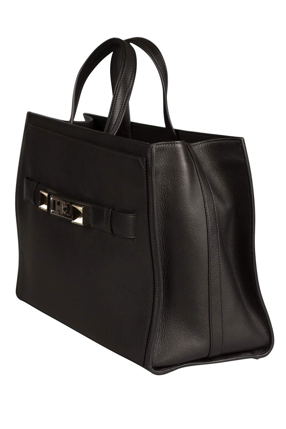 This PS11 tote by Proenza Schouler has a sophisticated look. Crafted from leather, it is held by two top handles. The top zipper opens to a spacious fabric interior and the bag is complete with a front silver-tone hardware detail. Team this fabulous