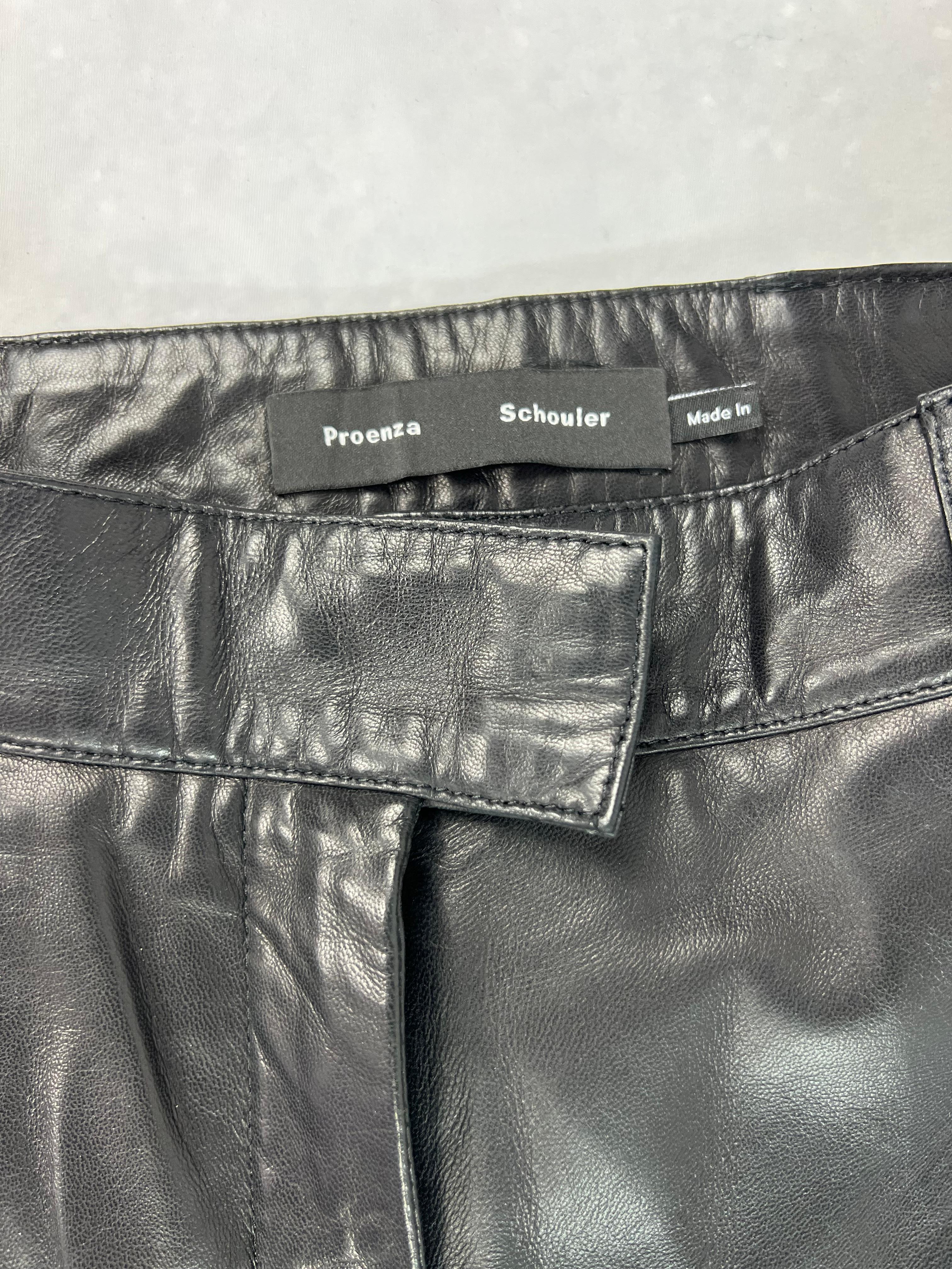 Einzelheiten zum Produkt:

Die Hose ist aus 100% Lammfell gefertigt. Es hat eine hochgezogene Taille, einen Schnürverschluss am unteren Ende und Seitentaschen.