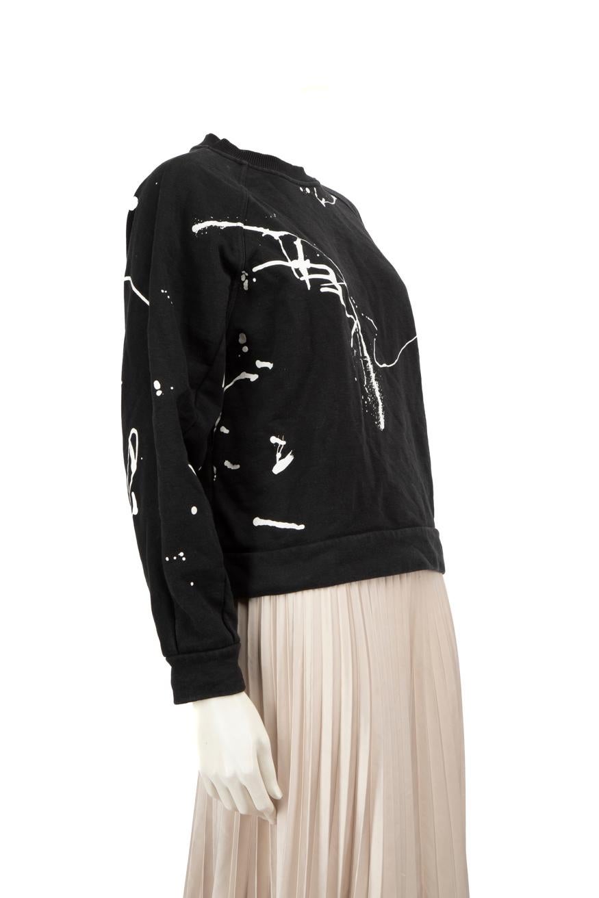 L'ÉTAT est bon. Une usure mineure du sweat-shirt est évidente. Légères décolorations sur l'ensemble du sweat-shirt, en particulier sur l'encolure, les poignets et l'ourlet. Le nom de la marque imprimé s'est estompé sur cet article de revente