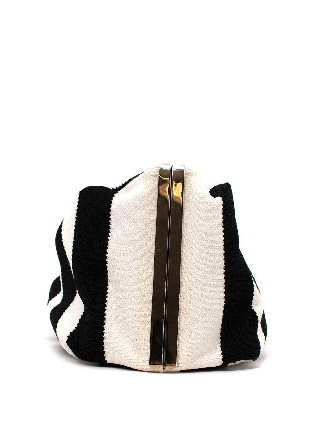 Pochette con cornice asimmetrica a righe bianche e nere di Proenza Schouler

- Tessuto spesso a strisce umbratili
- Cornice superiore angolata con chiusura a scatto in metallo argentato
- Corpo morbido
- Interni in pelle scamosciata