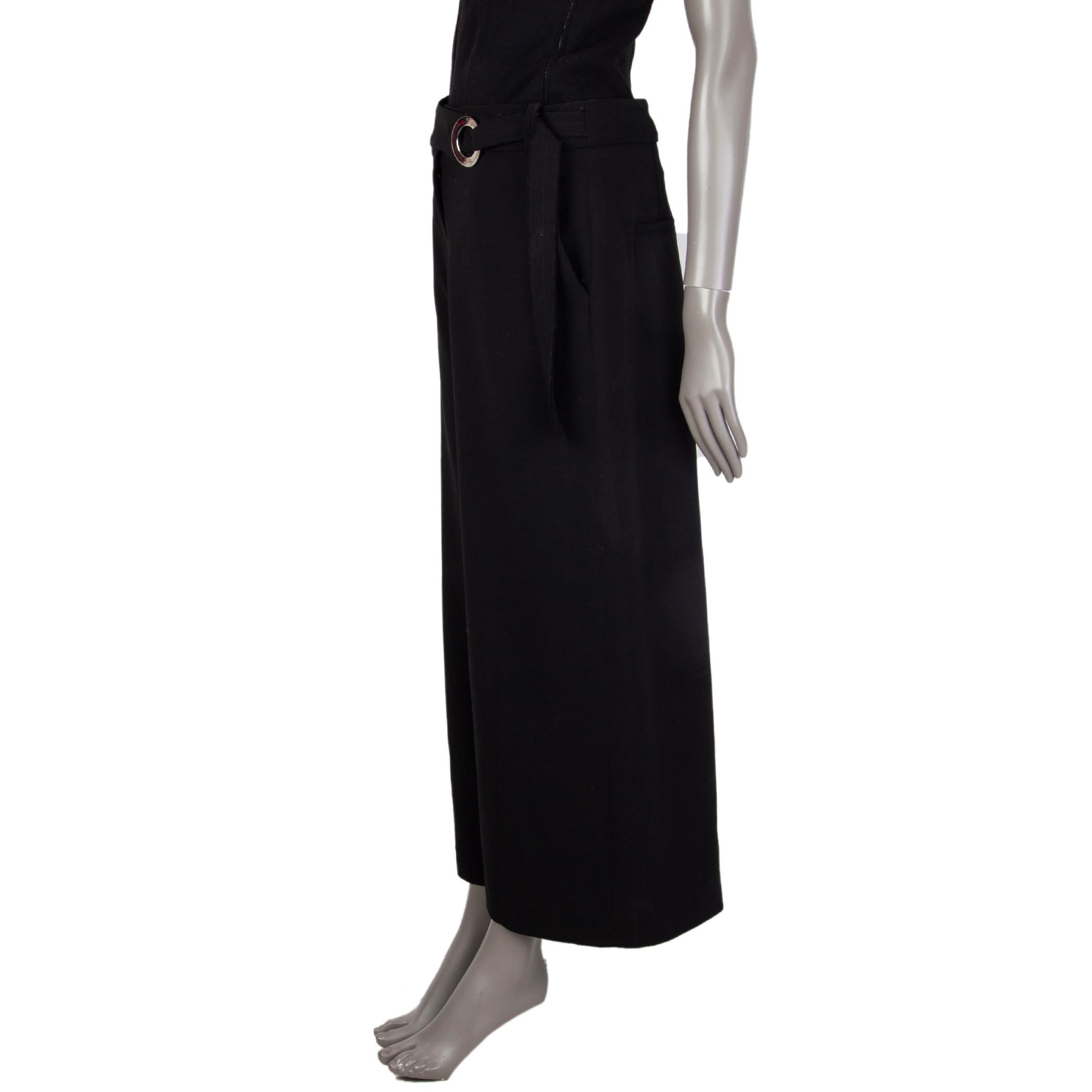 100% authentic Proenza Schouler loop-buckle wide pants in black wool (96%) and elastane (4%) with two decorative pockets on the back. Has two side slit pockets. Closes on the front with a concealed zipper. Unlined. Have been worn and is in excellent