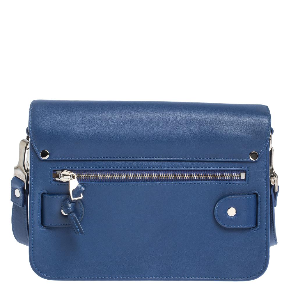 This stylish Classic PS11 shoulder bag from Proenza Schouler is sure to win your love! Crafted from leather, the bag comes with a removable shoulder strap and can be used as a clutch. The interior is fabric-lined and sized perfectly to hold your