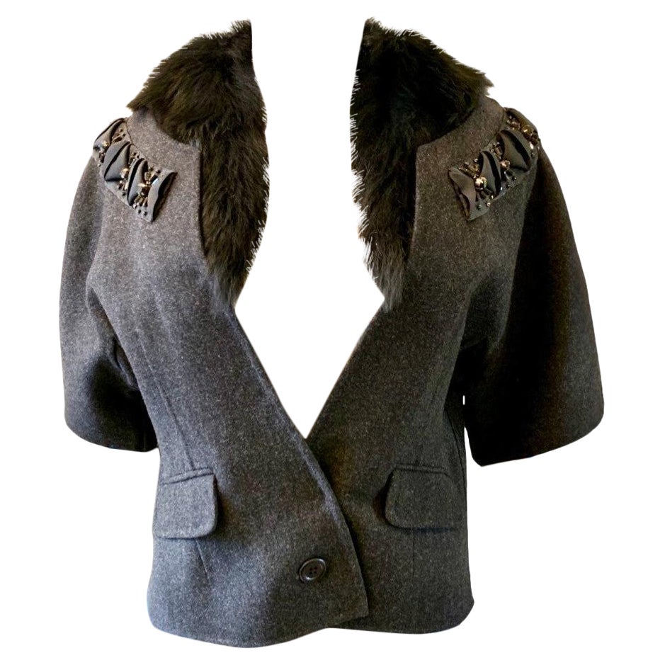 Juste à temps pour votre nouvelle garde-robe d'automne, cette veste conçue par le duo new-yorkais Proenza Shouler est tellement chic. La veste en flanelle grise a une forme moderne très japonaise avec des manches dolman. Les points forts de cette