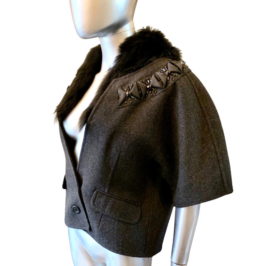Proenza Schouler Chic Cropped Grey Flannel Jacket w/ Fur &Embellishments Size 6 In New Condition For Sale In Palm Springs, CA