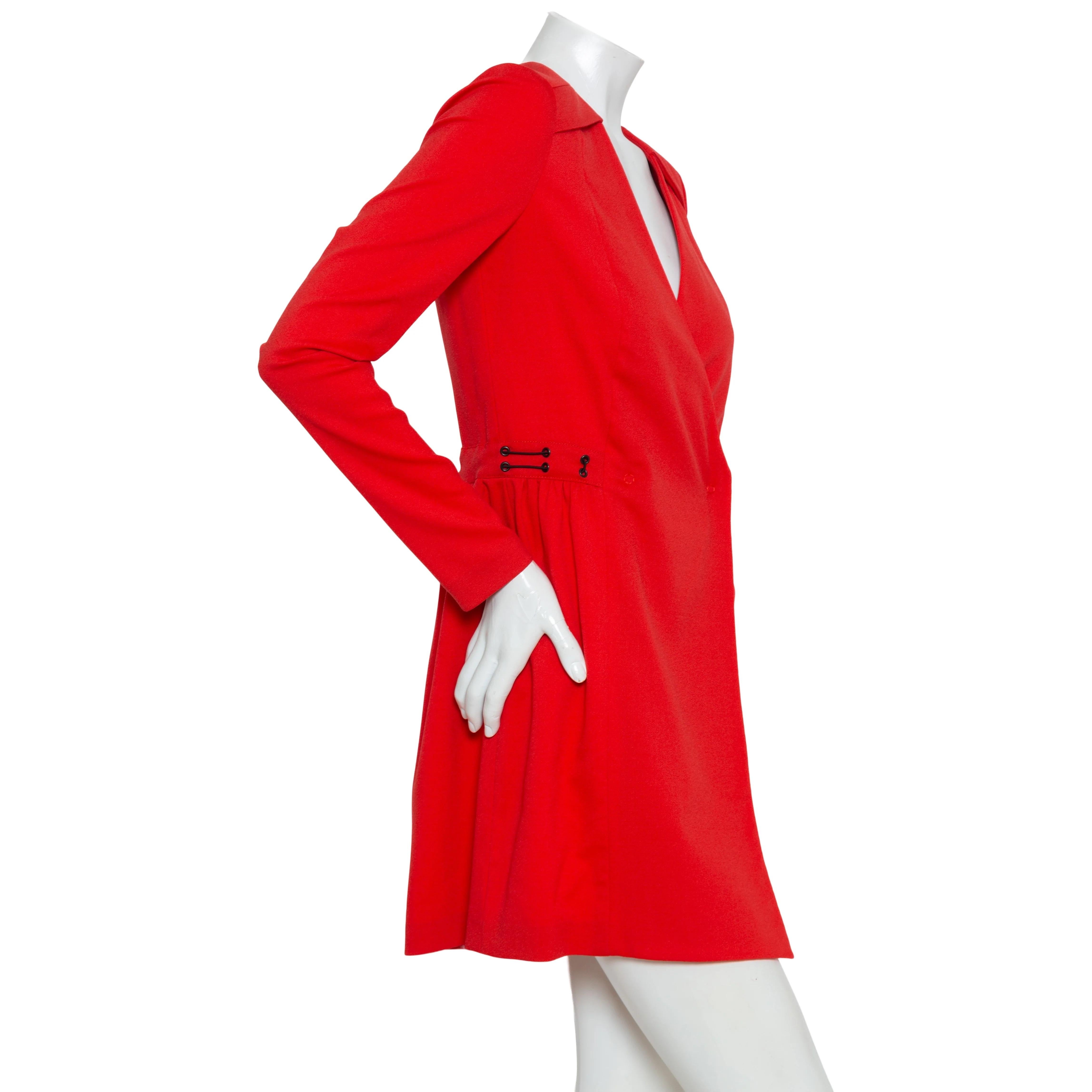 Proenza Schouler Rotes Crêpe-Wickelkleid aus Wolle

Leuchtendes Rot
Lange Ärmel mit schwarzem Besatz an den Manschetten
V-Ausschnitt
Klappenakzente an Schultern und oberem Rücken
Schwarze Ösen mit Gewindedetails an den Seiten und am Rücken
Gesmokter