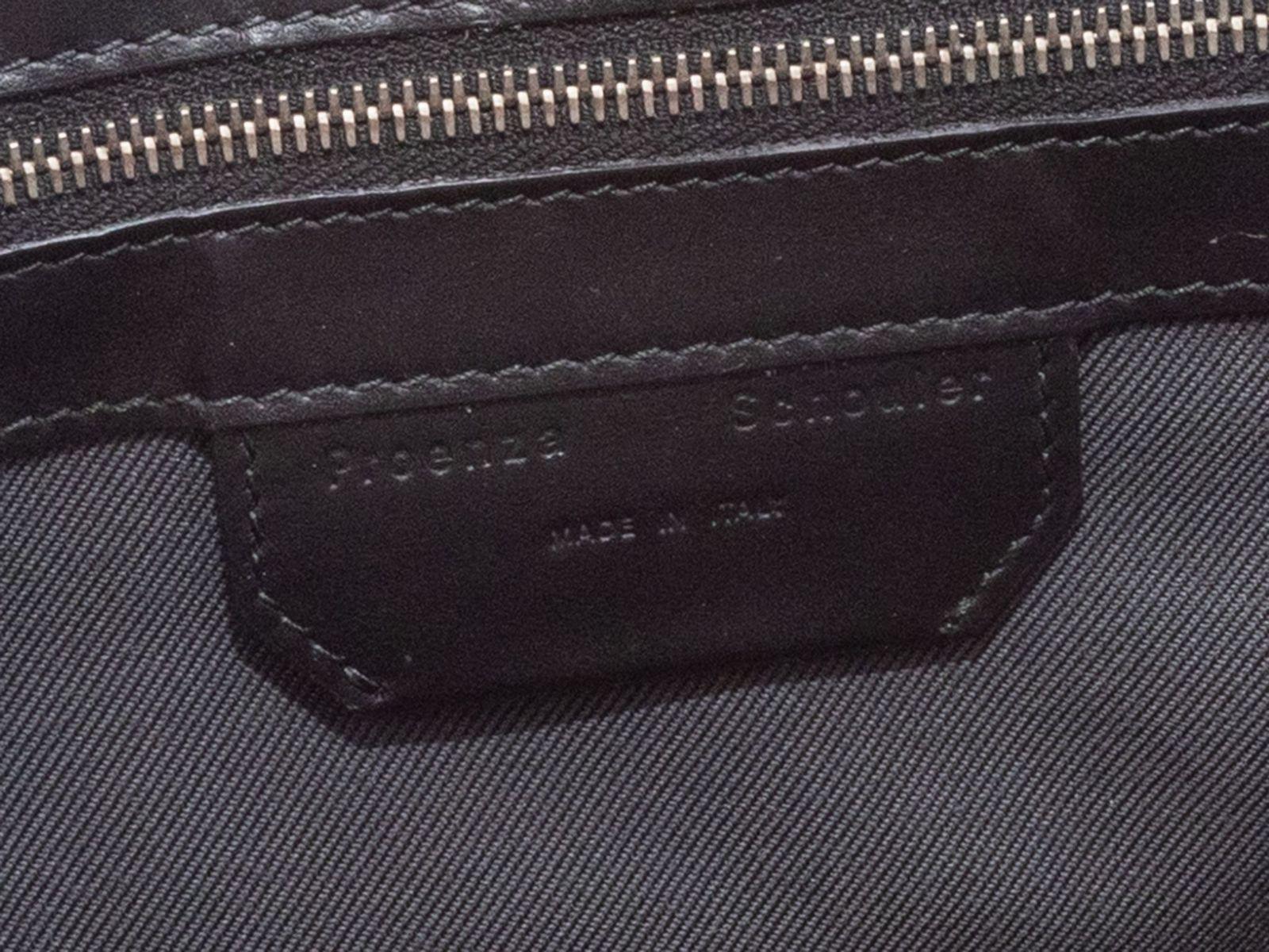 Einzelheiten zum Produkt: Taubengraue Proenza Schouler PS1 Schultertasche. Die PS1 Satchel hat einen Korpus aus geknittertem Leder:: silberfarbene Beschläge:: einen einzelnen flachen Henkel:: einen verstellbaren flachen Schulterriemen und einen