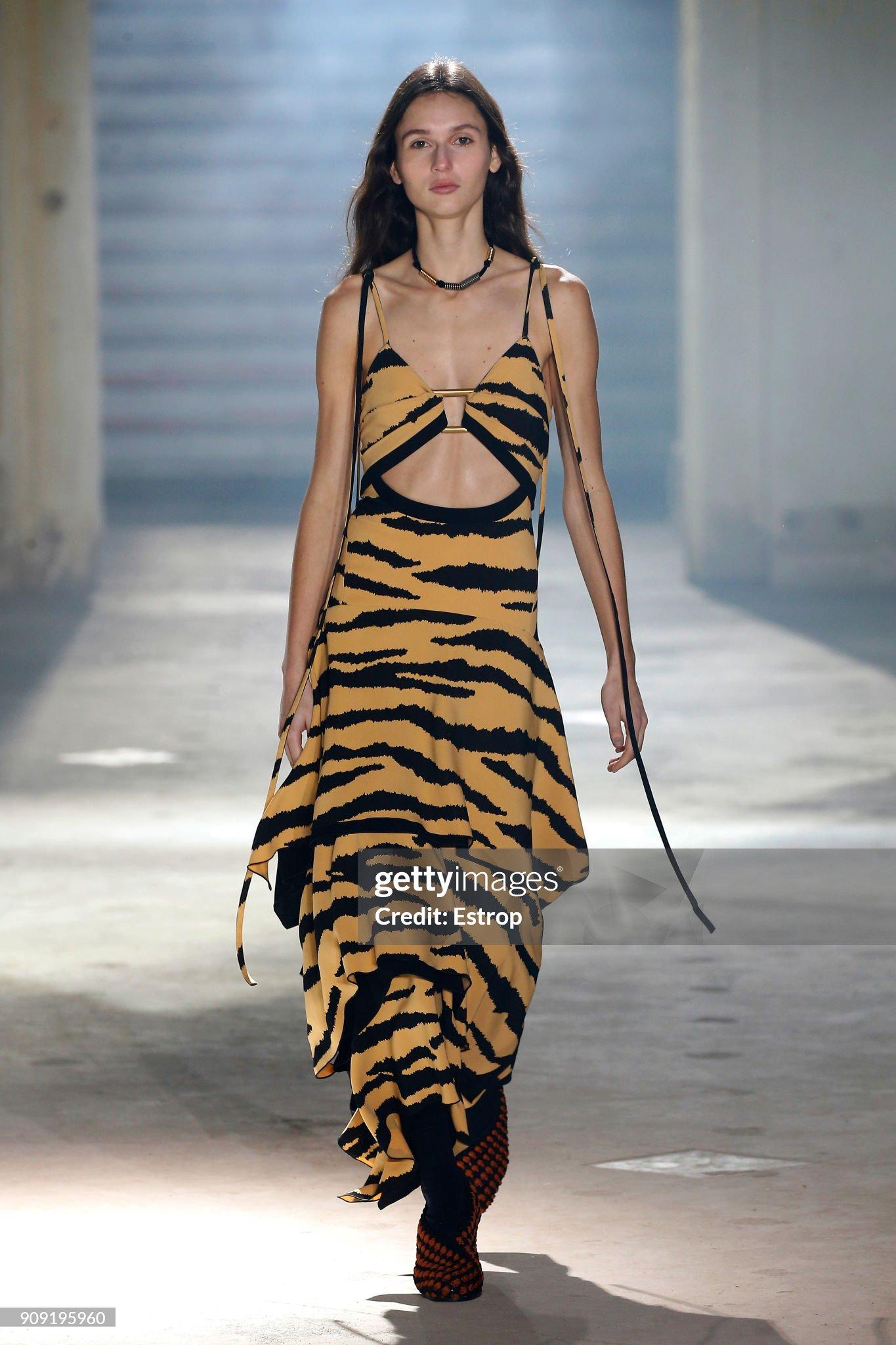 Proenza Schouler - Vestito con stampa tigre e ritaglio autunno 2018 in vendita 7