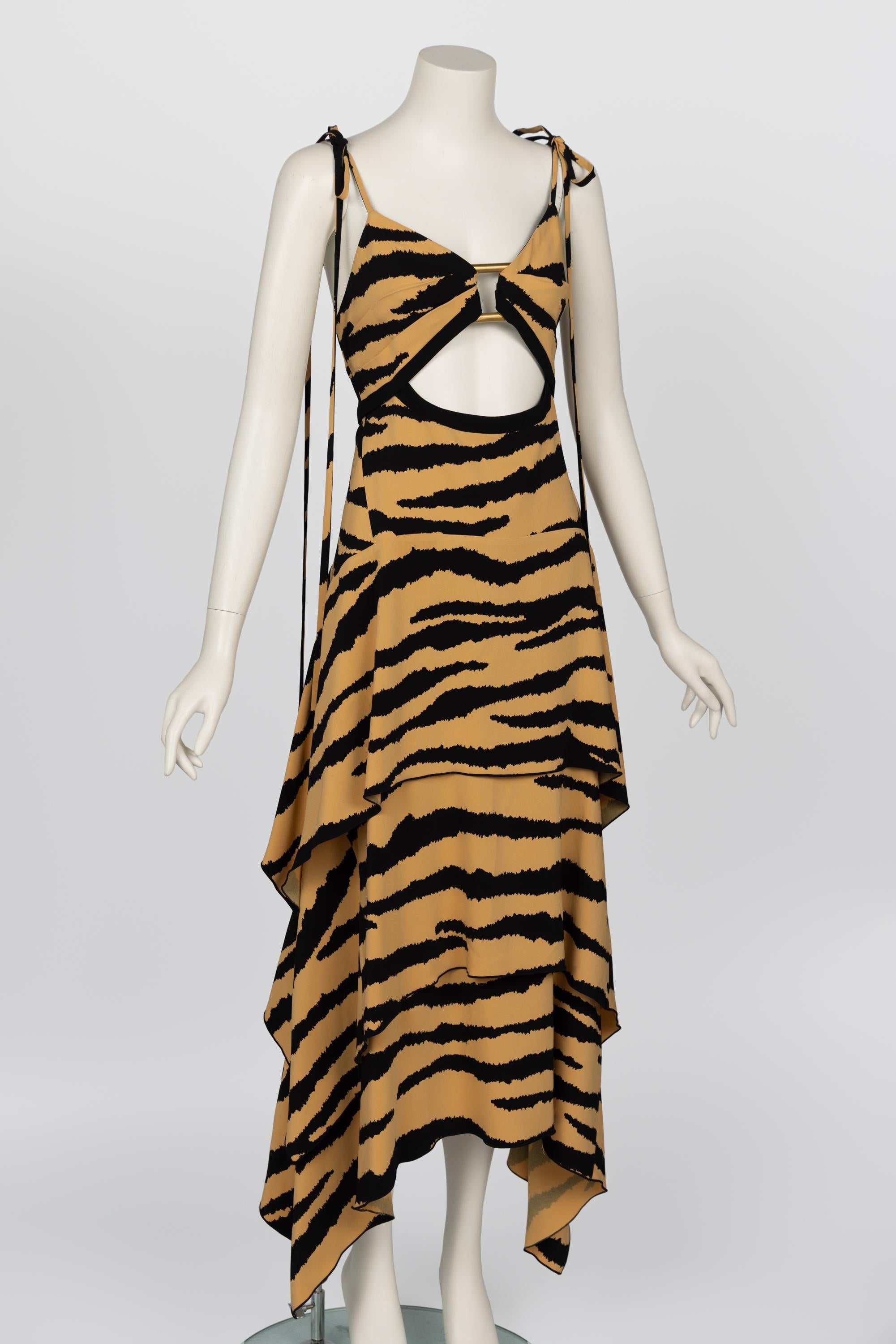 Questo abito asimmetrico, pezzo forte della collezione Autunno 2018 di Proenza Schouler, mostra l'approccio impavido del marchio alla femminilità moderna. Realizzata con un'audace stampa tigrata nera e ocra, la silhouette fluida si drappeggia senza