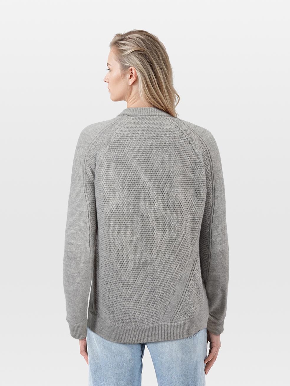 L'ÉTAT est très bon. L'usure du pull est minime. Légères bouloches sur cet article de revente d'occasion de la marque Proenza Schouler.
 
 Détails
 
 
 Gris
 
 Laine
 
 Jumper
 
 Détail de la fermeture éclair
 
 Col rond
 
 Bordure en tricot côtelé
