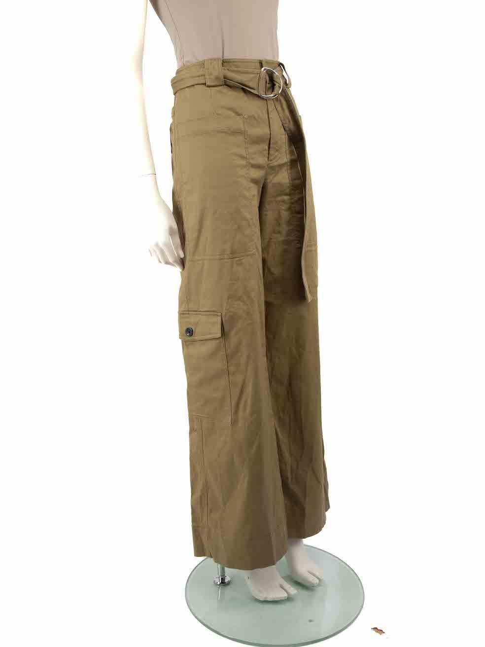 El ESTADO es Muy bueno. Apenas se aprecia desgaste en los pantalones de este artículo usado de reventa del diseñador Proenza Schouler.
 
 Detalles
 Caqui
 Coton
 Pantalones cargo
 Pierna ancha
 Media caña
 Con cinturón
 Cierre frontal con