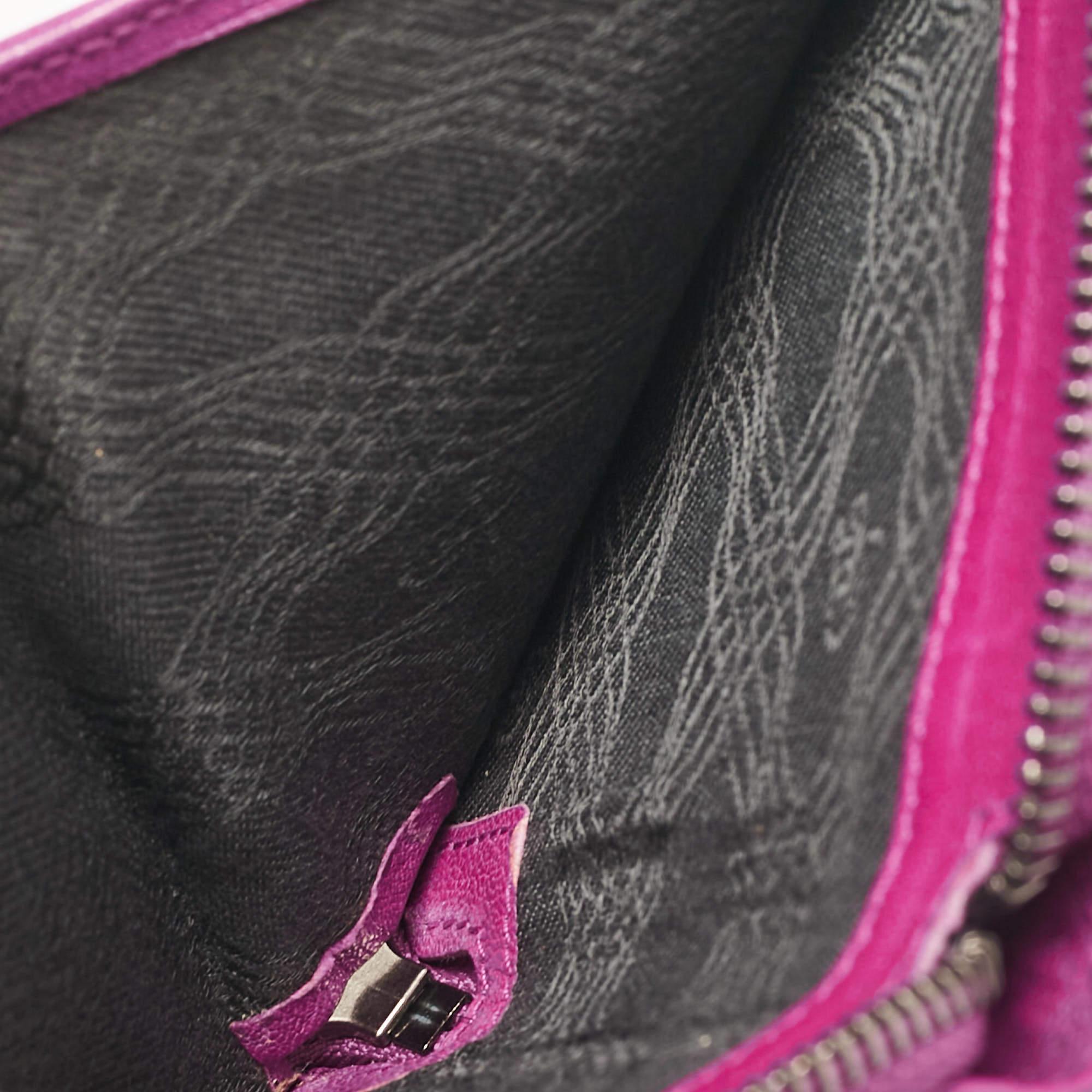 This designer wallet is an immaculate balance of sophistication and rational utility. It has been designed using prime quality materials and elevated by a sleek finish. The creation is equipped with ample space for your monetary essentials.