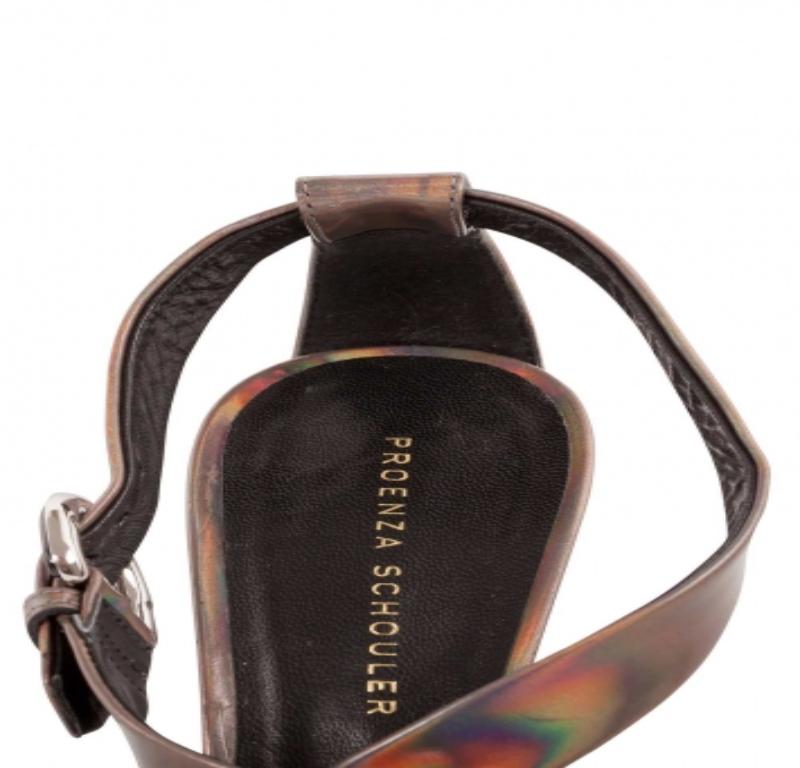Proenza Schouler Sandali in vernice metallizzata iridescente Taglia 37.5 In condizioni buone in vendita a Dubai, Al Qouz 2