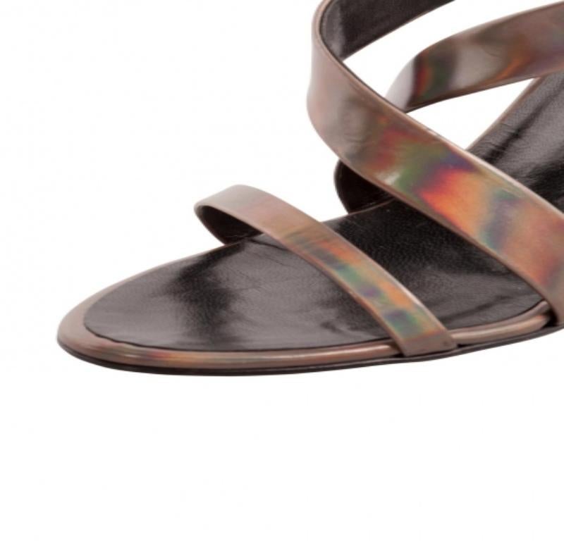 Donna Proenza Schouler Sandali in vernice metallizzata iridescente Taglia 37.5 in vendita