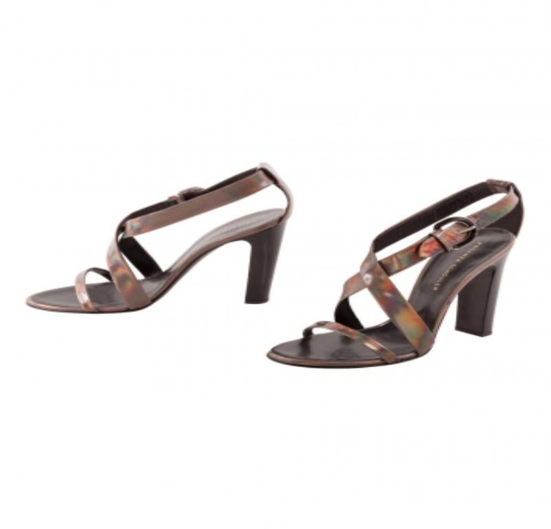 Proenza Schouler Sandali in vernice metallizzata iridescente Taglia 37.5 in vendita 1