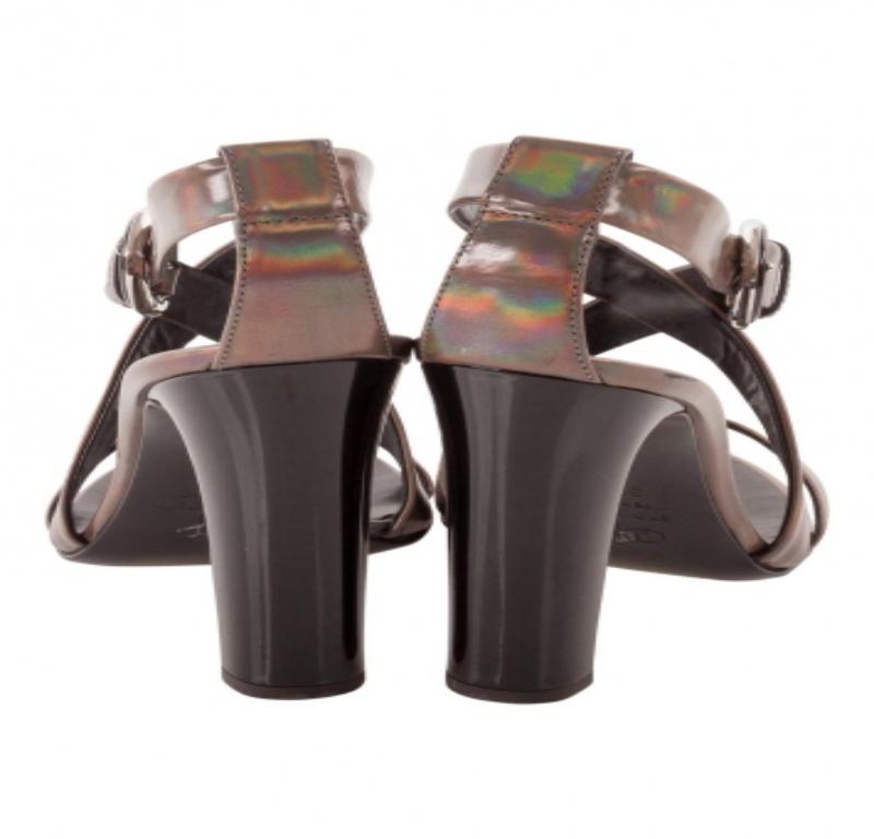 Proenza Schouler Sandali in vernice metallizzata iridescente Taglia 37.5 in vendita 2