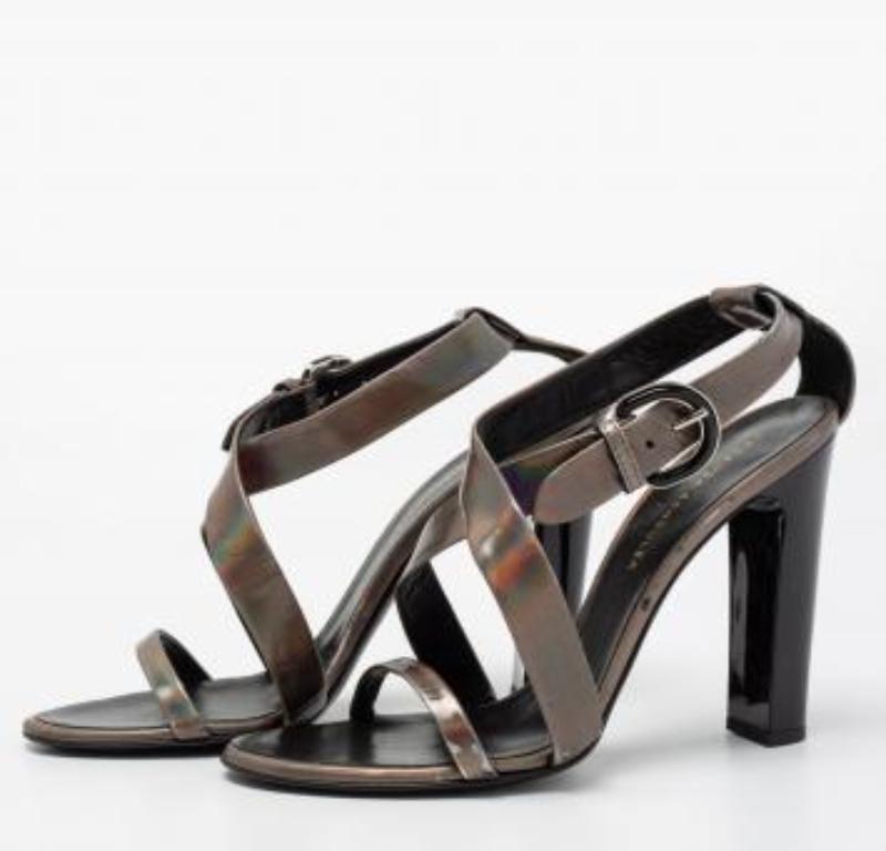 Proenza Schouler Sandali in vernice metallizzata iridescente Taglia 37.5 in vendita 4