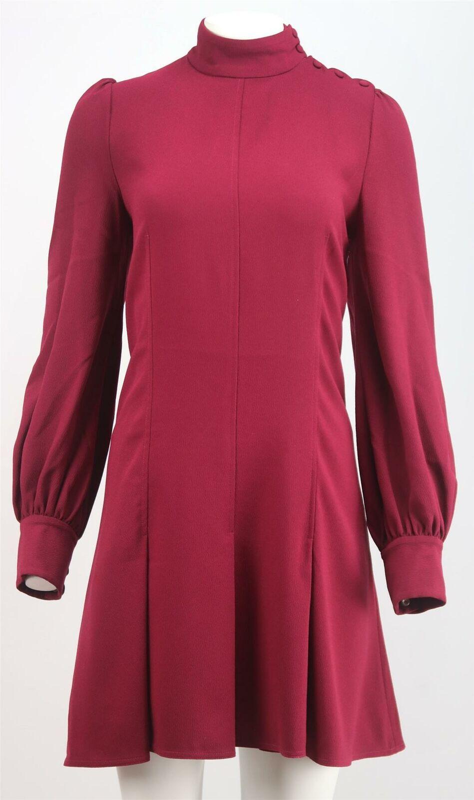 El vestido de Proenza Schouler es sofisticado, atemporal y nunca pasa de moda. Cortado en crepé texturizado, esta versión mini tiene cuello alto, mangas abullonadas y una falda vaporosa que se acentúa con suaves pliegues.
Crepé burdeos.
Cierre con