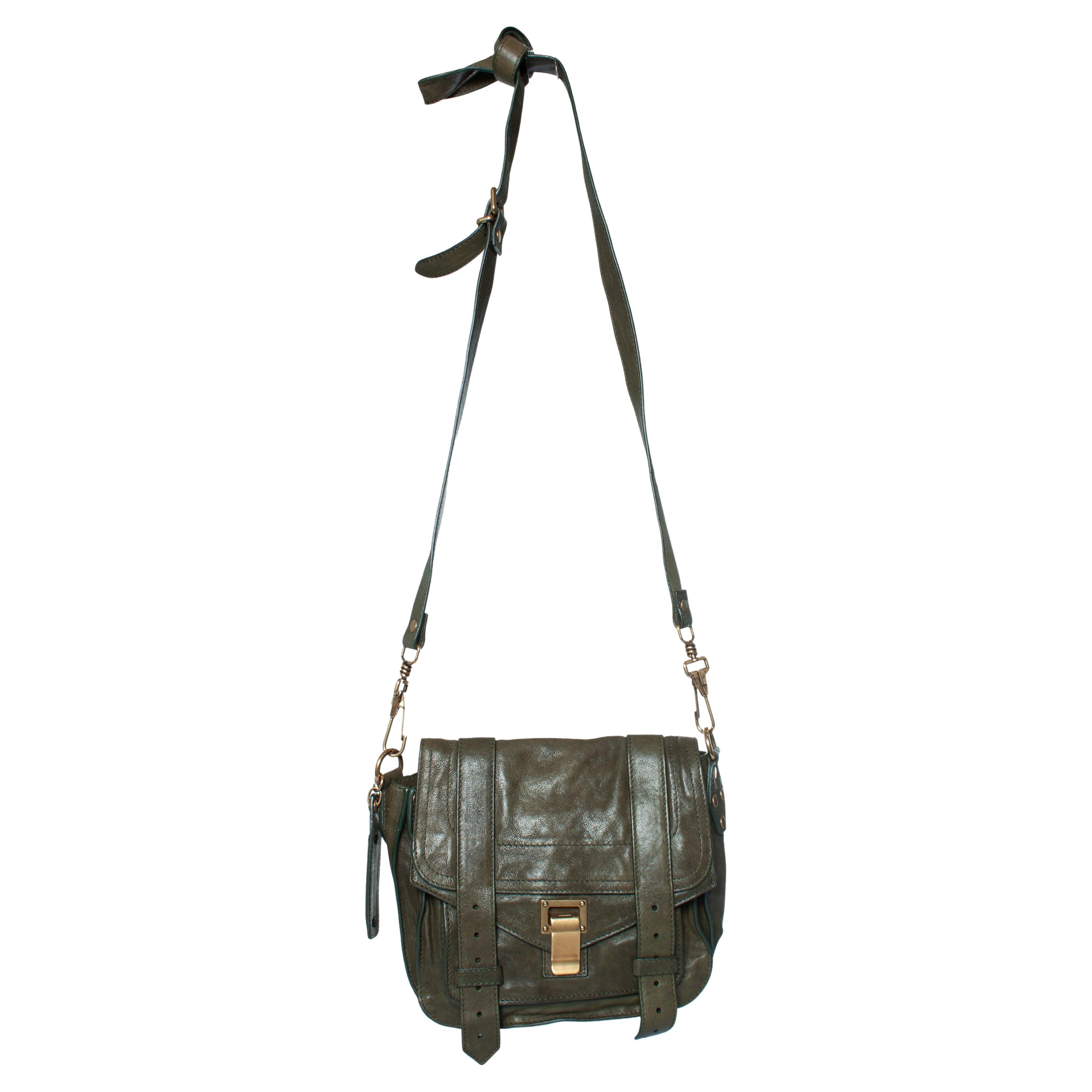 Proenza Schouler, mini borsa con nodo PS1 in verde. L
articolo è in ottime condizioni in vendita
