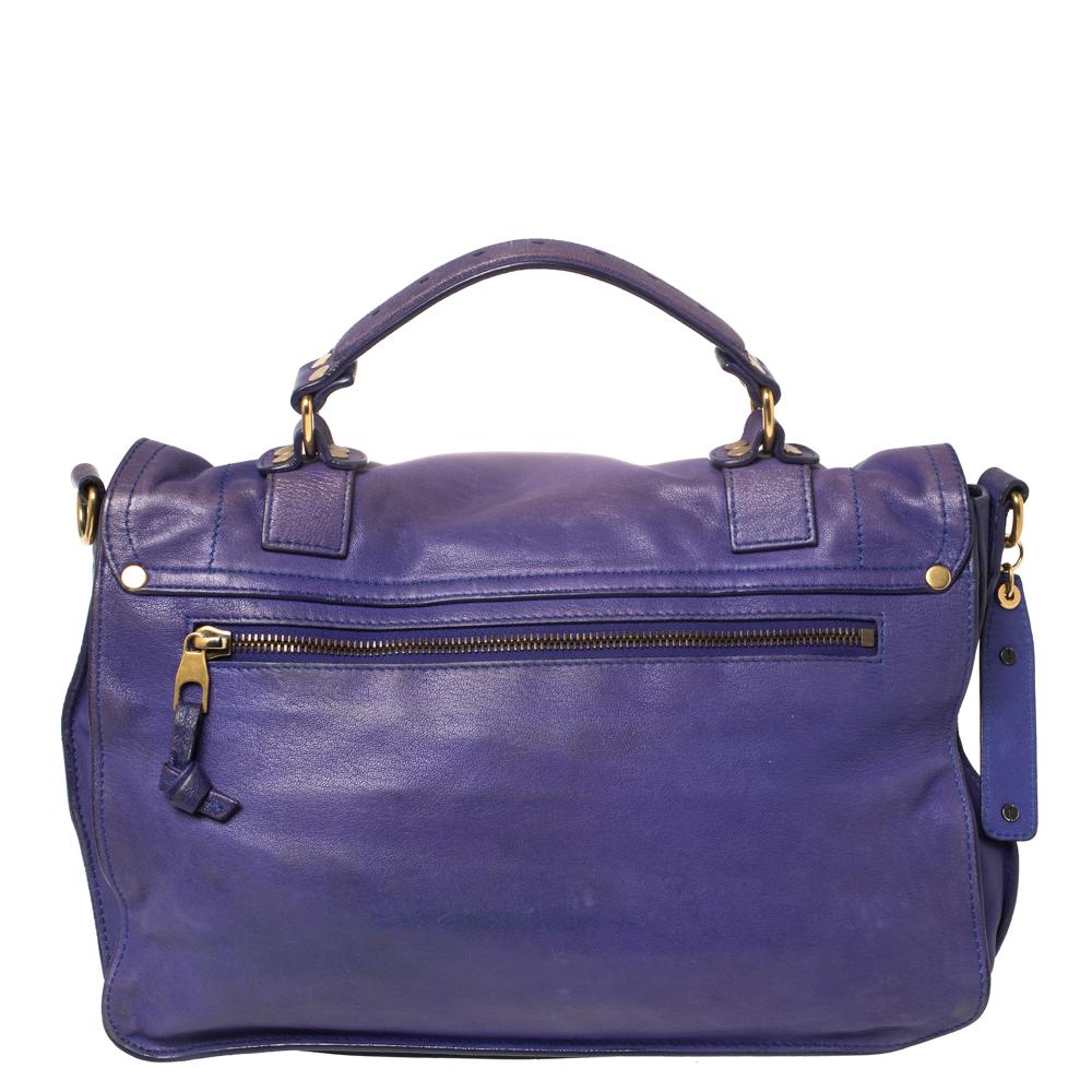 This PS1 bag by Proenza Schouler is a loved design that is practical and stylish. Crafted from leather, it is held by a top handle and a detachable shoulder strap. The flap has a flip lock which opens to a spacious interior. Team this fabulous