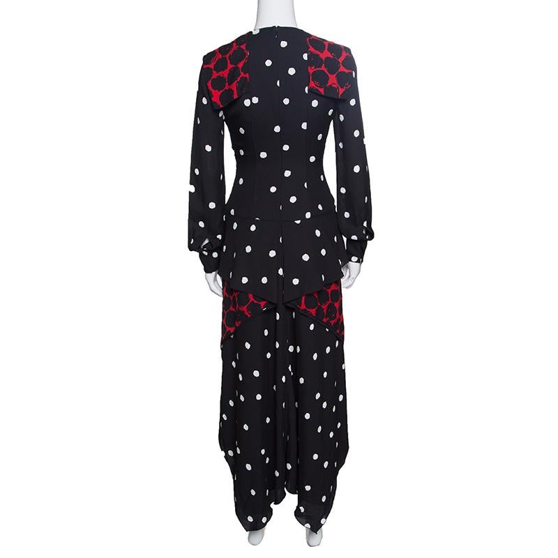 The crowds won't be able to take their eyes off from you when you step out wearing this stunner of a dress from Proenza Schuler. This red and black creation is made of 100% viscose and features an artistic design. It flaunts a printed pattern all