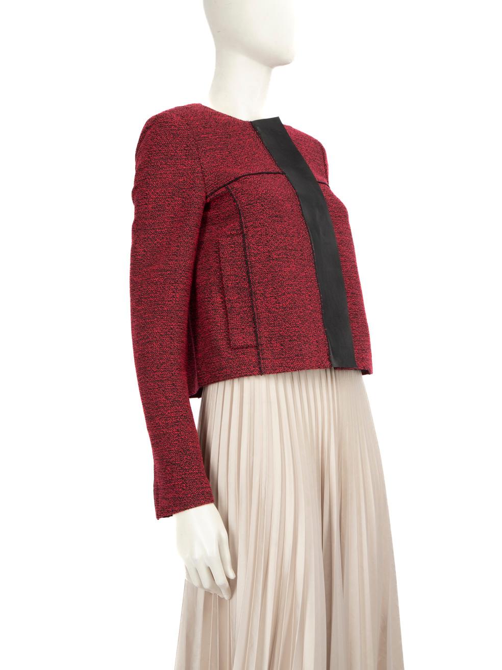 L'ÉTAT est très bon. Pratiquement aucune usure visible de la veste n'est visible sur cet article de revente d'occasion de la marque Proenza Schouler.
  
  
  
  Détails
  
  
  Rouge
  
  Polyester
  
  Veste
  
  Longueur moyenne
  
  Fermeture à
