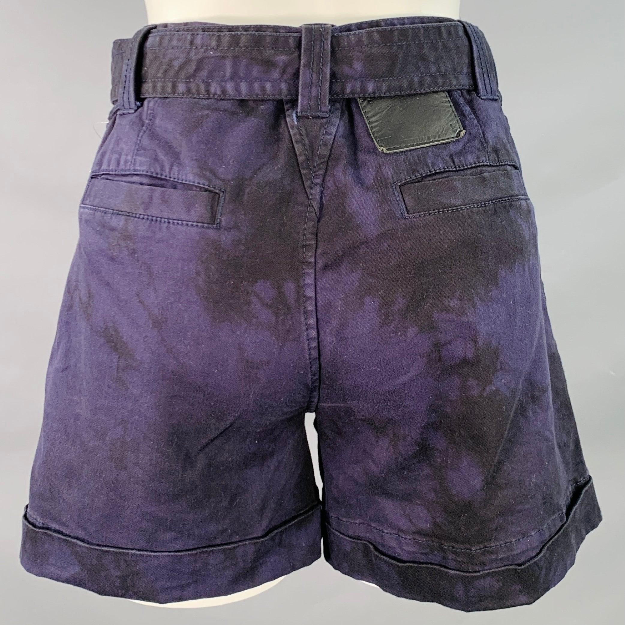 Short PSWL by PROENZA SCHOULER
en coton mélangé extensible marine et noir, avec un motif marbré, deux grandes poches plaquées et une braguette à boutons avec ceinture.Excellent état d'occasion. 

Marqué :   0 

Mesures : 
  Taille : 28 pouces Taille