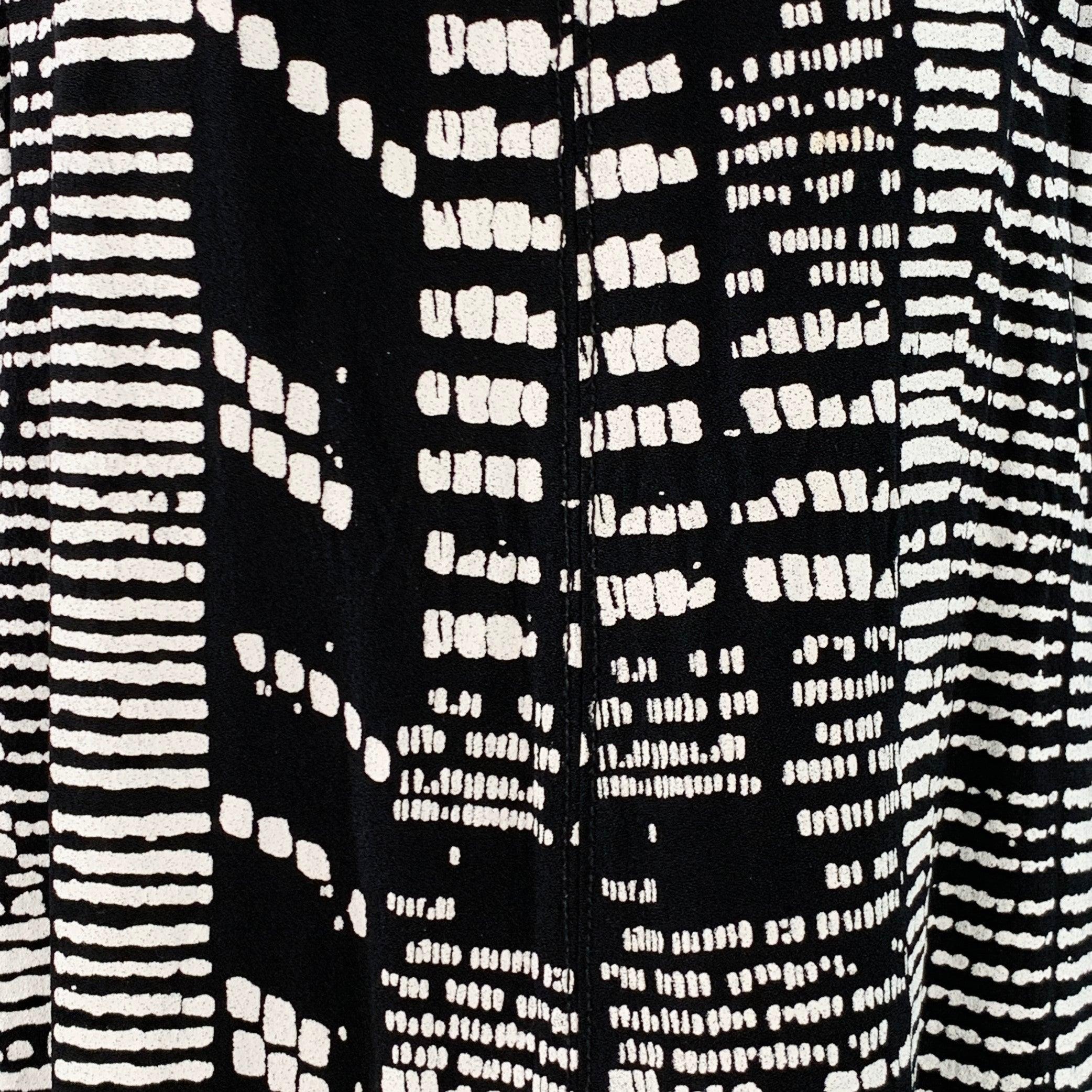 PROENZA SCHOULER robe
en viscose noire et blanche, avec un imprimé abstrait, un style sans manches et une fermeture à crochet dans le dos. Excellent état d'origine. 

Marqué :   4 

Mesures : 
 
Épaule : 12.5 pouces Buste : 33 pouces Hanche : 40