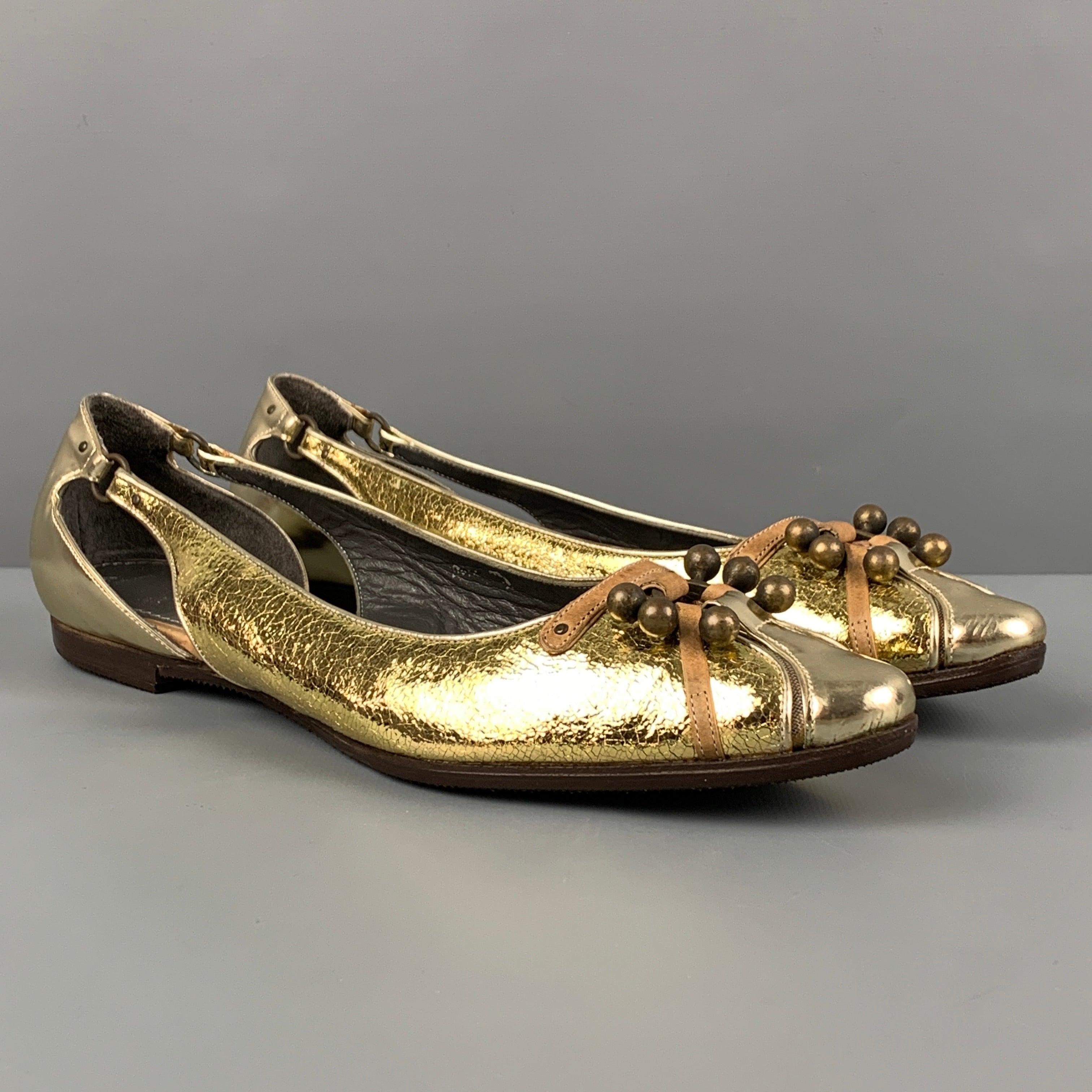 PROENZA SCHOULER flats comes in a gold metallic leather featuring a side cut-out design, metal ring detail, and a sip on style.
Very Good
Pre-Owned Condition. 

Marked:   Size not marked. Outsole: 10.25 inches  x 3 inches 
  
  
 
Reference: