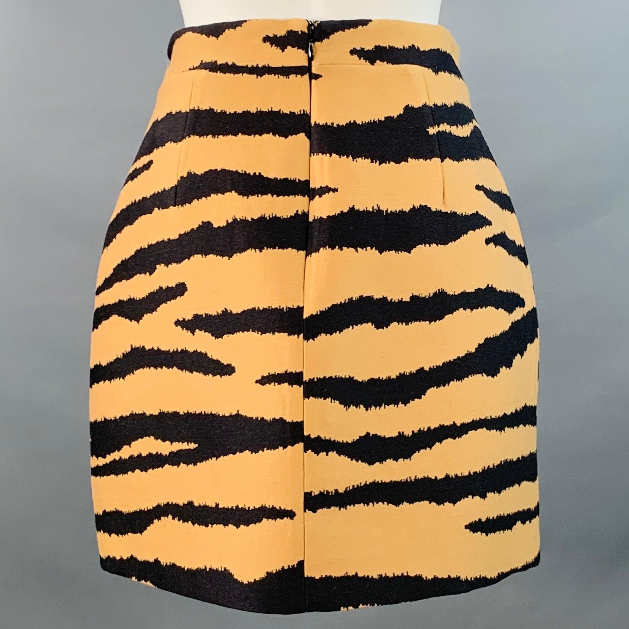 PROENZA SCHOULER Mini-Rock
in einem hellbraunen und schwarzen Woll-Seiden-Mischgewebe mit Tiger-Muster und unsichtbarem Reißverschluss auf der Rückseite. Sehr guter, gebrauchter Zustand. Leichte Gebrauchsspuren. 

Markiert:   8 

Abmessungen: 
 