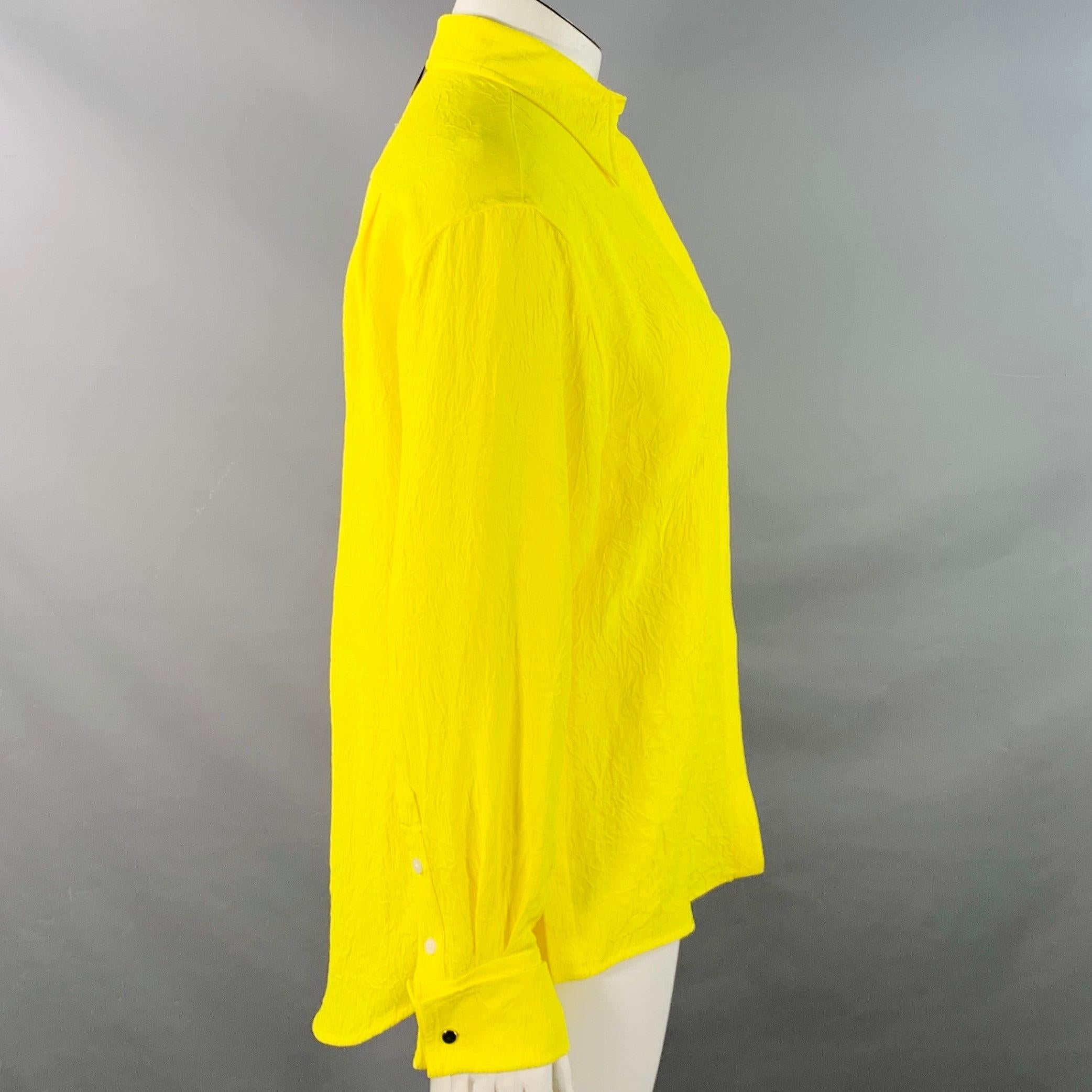 Camicia Proenza Schouler
in acetato giallo neon, con design stropicciato, polsini alla francese e chiusura con bottoni nascosti.Nuovo con etichetta.
Le rughe sono una parte intenzionale del design. 

Contrassegnato:   4 

Misure: 
 
Spalla: 18