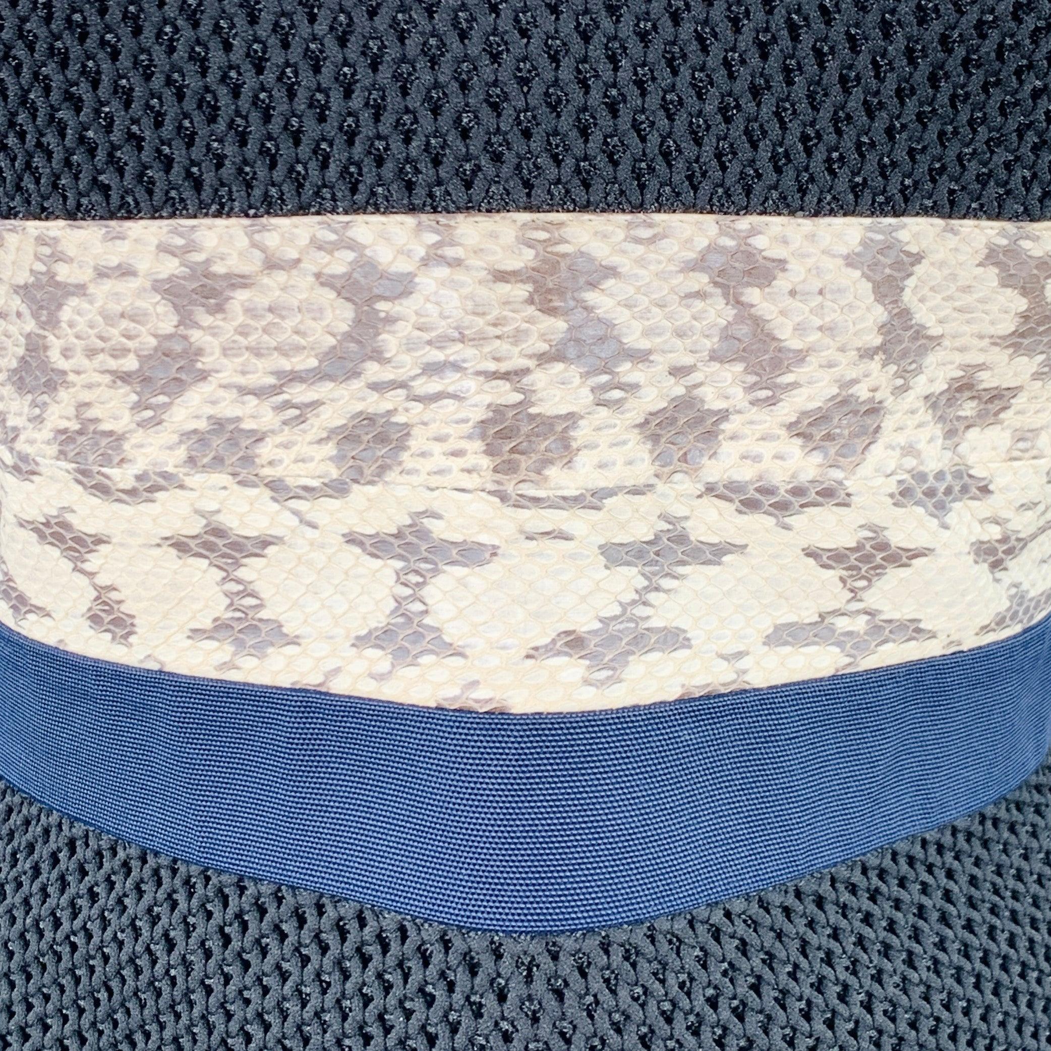 PROENZA SCHOULER - Top décontracté
en maille de polyester mélangé noir, avec un cuir de serpent beige collé à de la peau d'agneau, une rayure marine et une fermeture à glissière sur le côté. Nouveau avec Tags. 

Marqué :   M 

Mesures : 
 
Épaule :