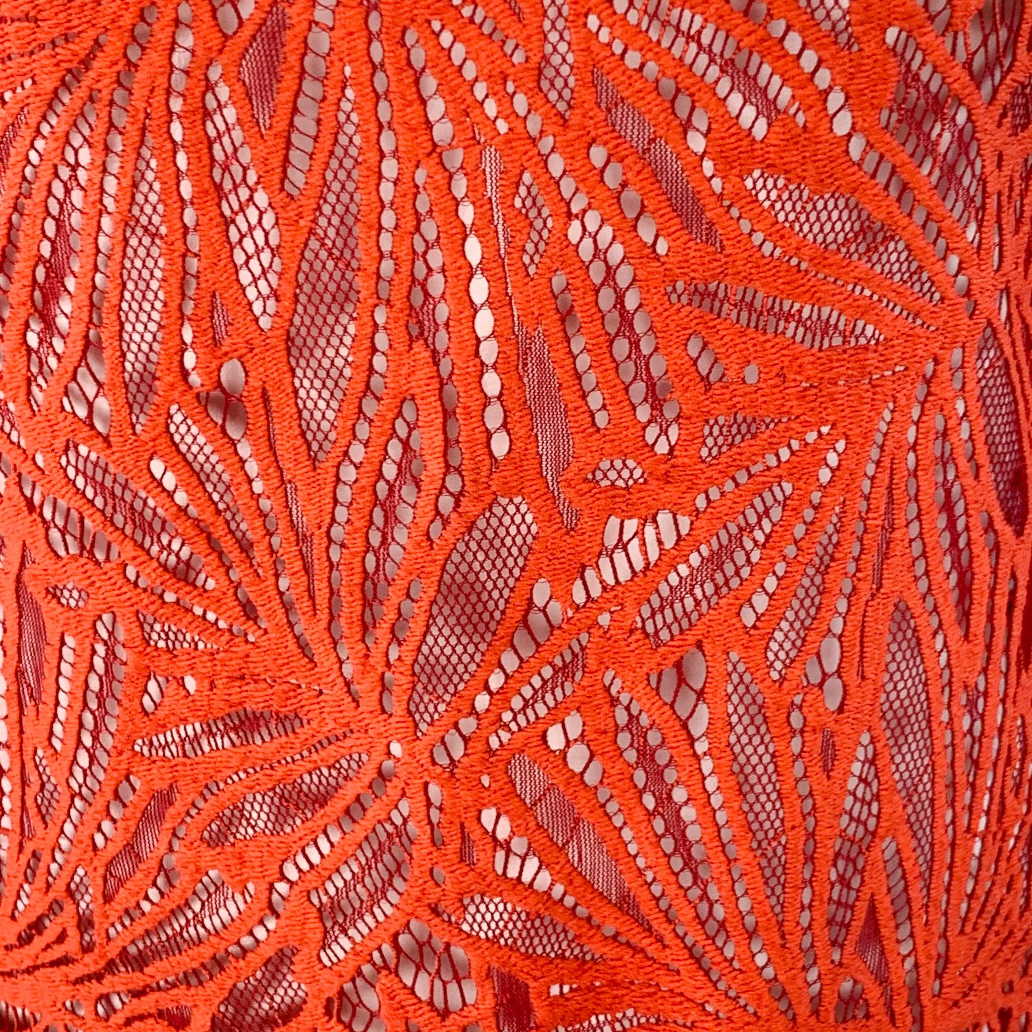 Top casual Proenza Schouler
in pizzo rosso-arancio con maniche corte, bordi grezzi, girocollo e chiusura con cerniera posteriore. Moderati segni di usura sull'orlo anteriore. 

Contrassegnato:   taglia non segnata, cartellini rimossi. 

Misure: 
