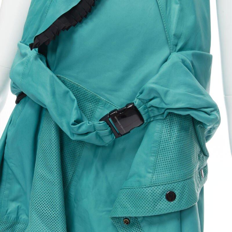 PROENZA SCHOULER blaugrünes Leder-Kleid mit Rüschenbesatz US2 S
Referenz: MELK/A00092
Marke: Proenza Schouler
Collection'S: Landebahn
MATERIAL: Leder
Farbe: Blau
Muster: Solide
Verschluss: Schnalle
Hergestellt in: Türkei

ZUSTAND:
Zustand: Gut,